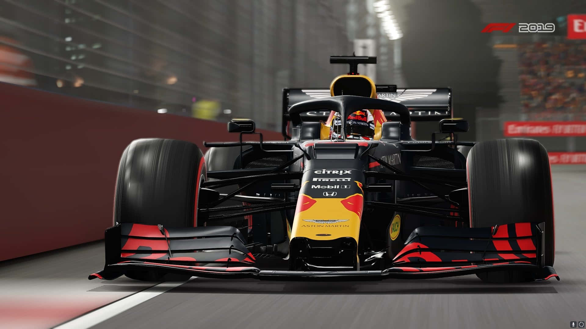 HD F1 2019 桌布 壁紙 — 一輛紅牛車隊的一級方程式賽車在濕滑的市區賽道上飛馳，背景是模糊的體育場燈光。