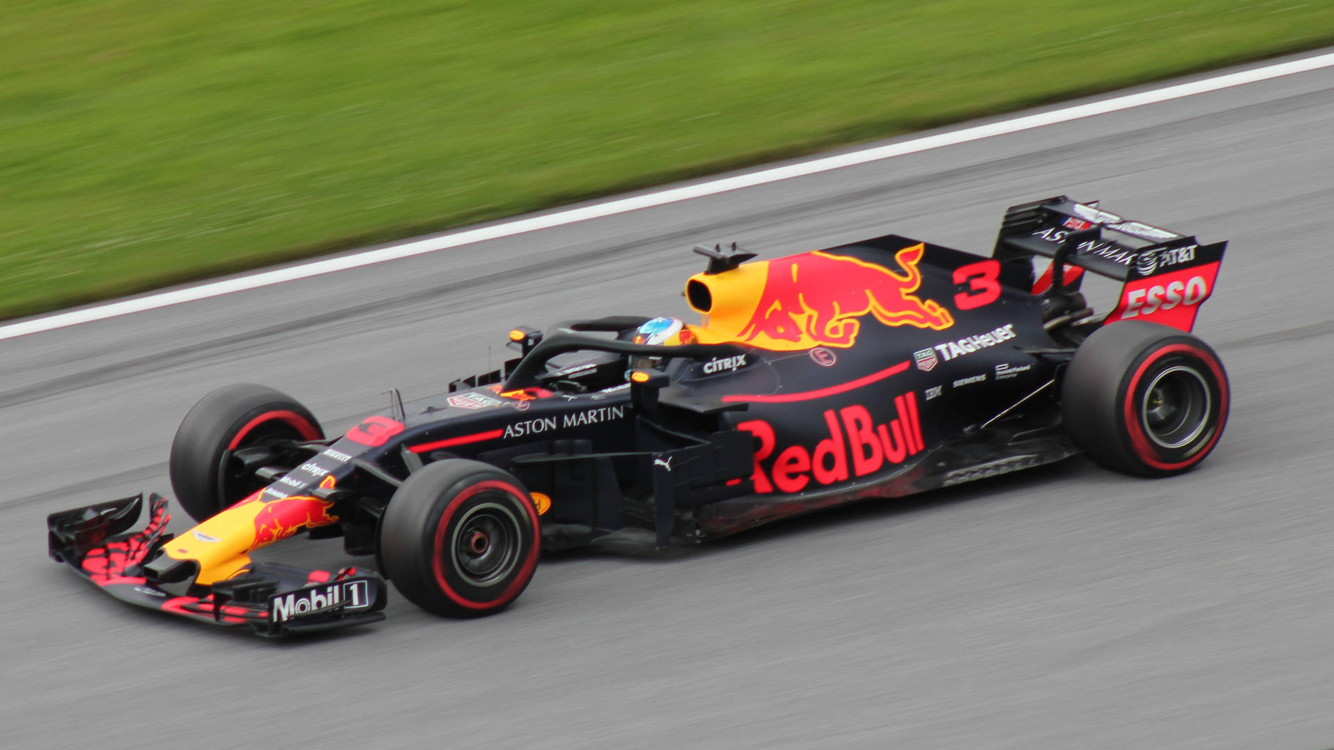 紅牛車隊一級方程式賽車在賽道上疾馳。 — 紅牛F1 壁紙