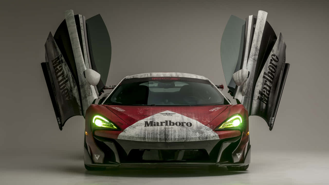 720p Mclaren 720s 桌布 壁紙 — 一輛紅白McLaren跑車，蝴蝶門敞開，綠色車頭燈發光，背景為灰色攝影棚。