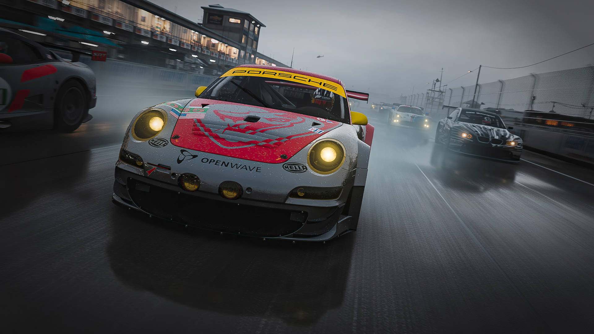Forza 4 桌布 壁紙 — 一輛紅白塗裝的保時捷賽車在霧氣瀰漫的潮濕賽道上奔馳，車頭燈在陰暗的氣氛中閃爍。