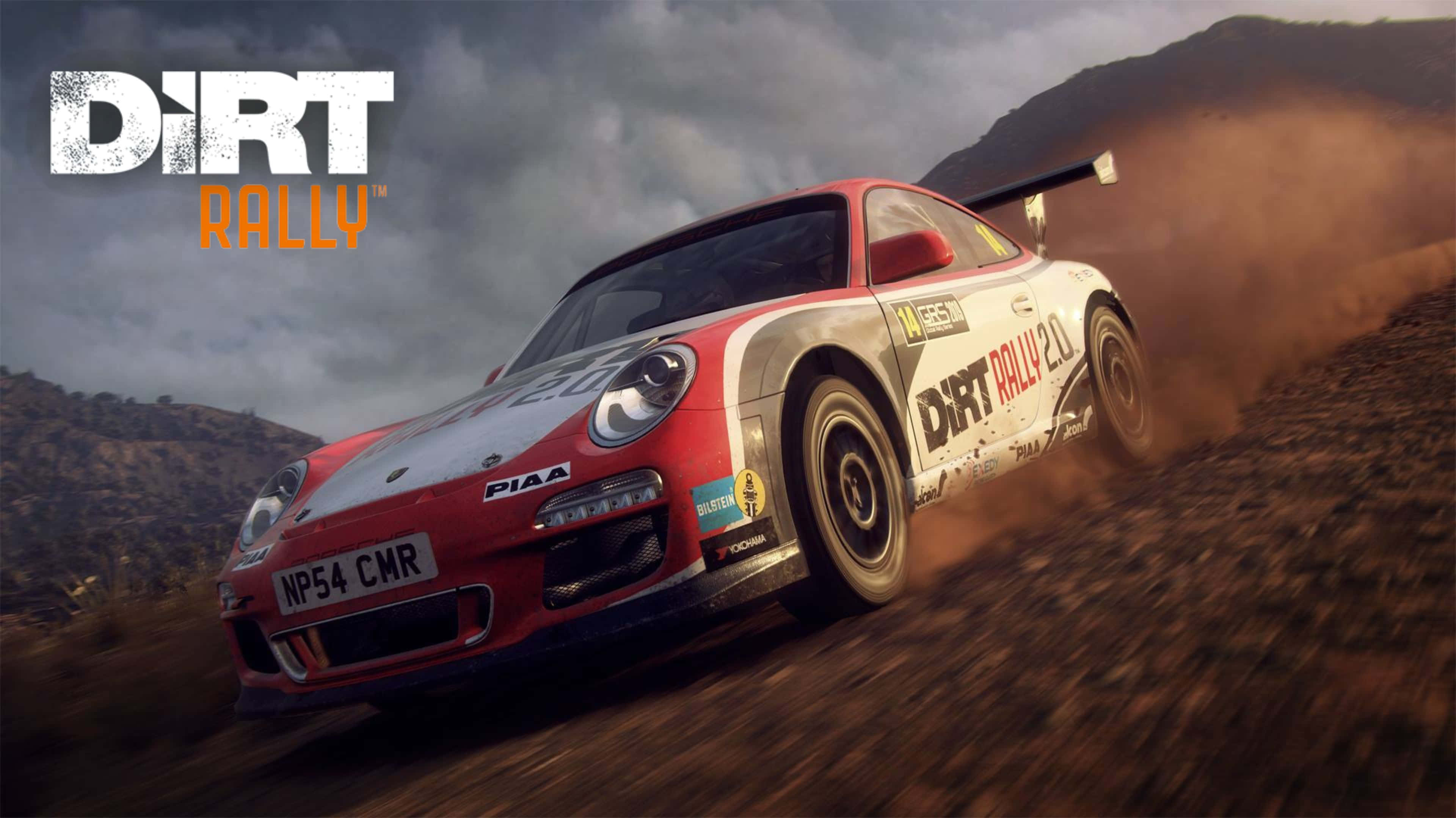 4K Dirt Rally 桌布 壁紙 — 一輛紅白相間的保時捷拉力賽車在多雲的天空下，於崎嶇的泥土賽道上疾馳，揚起塵土。