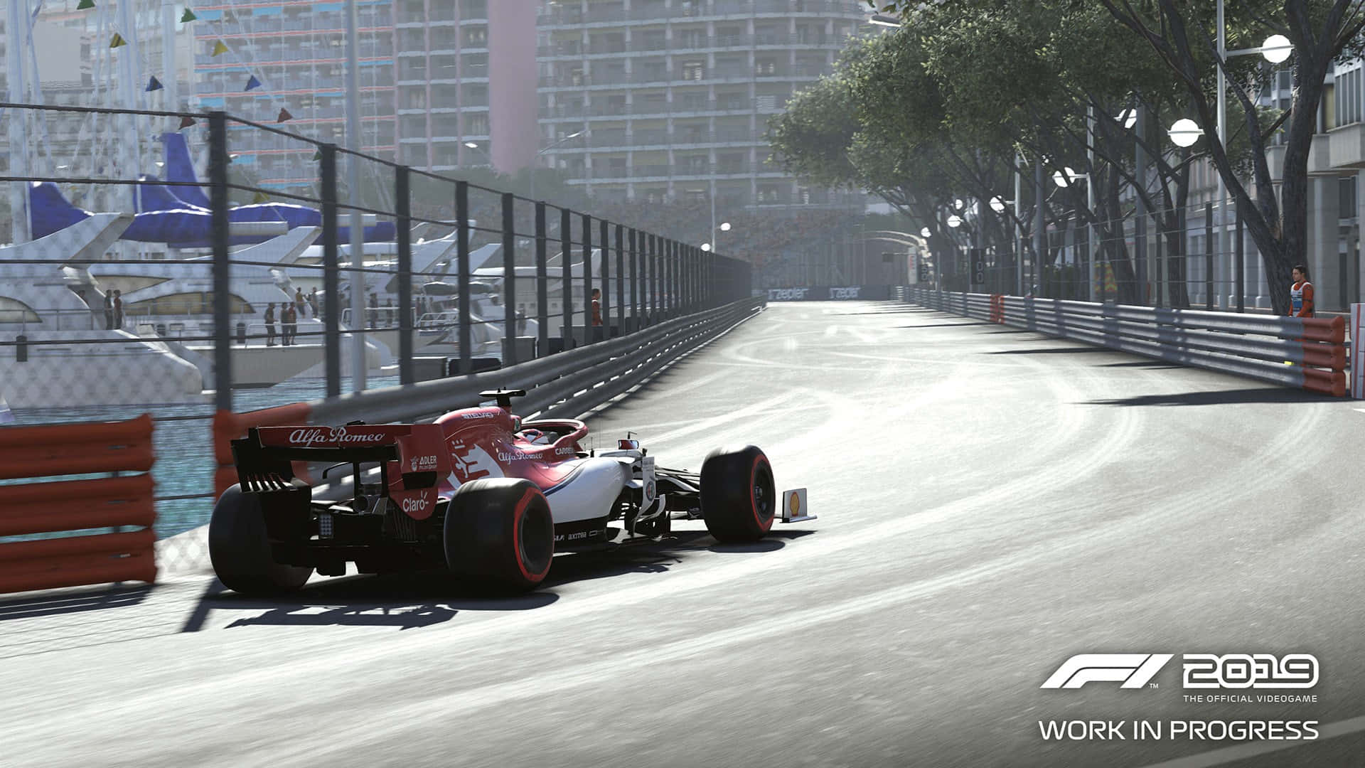 Race Track 桌布 壁紙 — 一輛紅白相間的愛快羅密歐一級方程式賽車沿著海岸賽道疾馳，背景有遊艇和城市建築。
