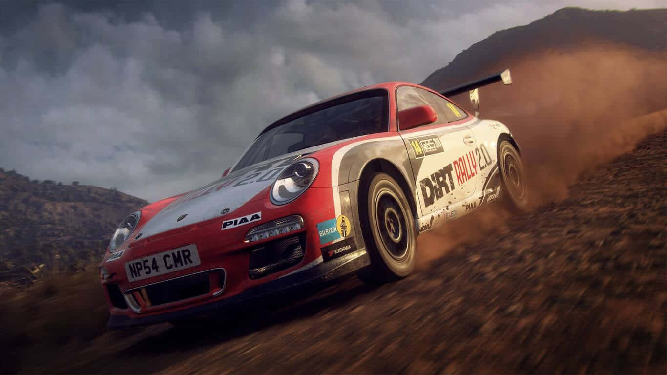 1366x768 Dirt Rally 桌布 壁紙 — 一輛紅白相間的拉力賽車在多塵的山地地形中疾馳，在陰天揚起塵土。
