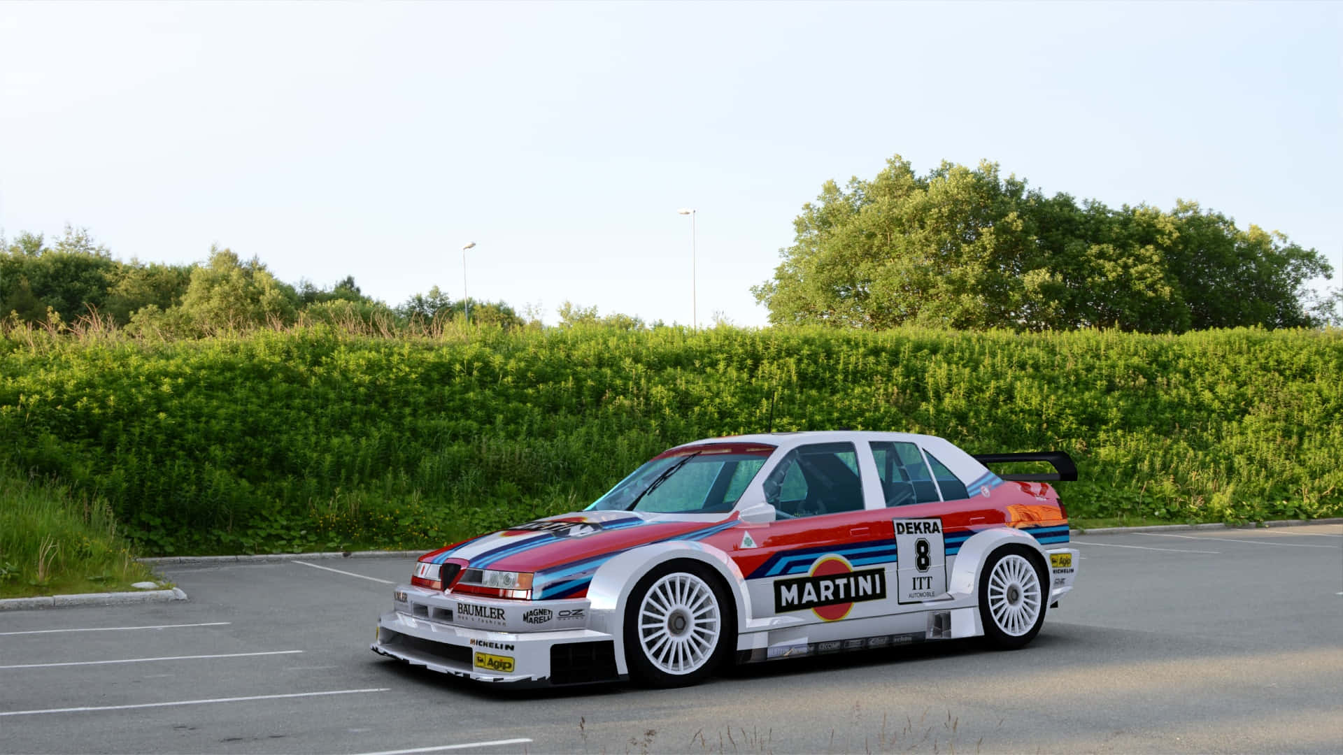 愛快羅密歐 桌布 壁紙 — 一輛紅白藍色的 Martini Racing BMW E30 M3 拉力賽車停放在一個後面有綠色樹籬的停車場。