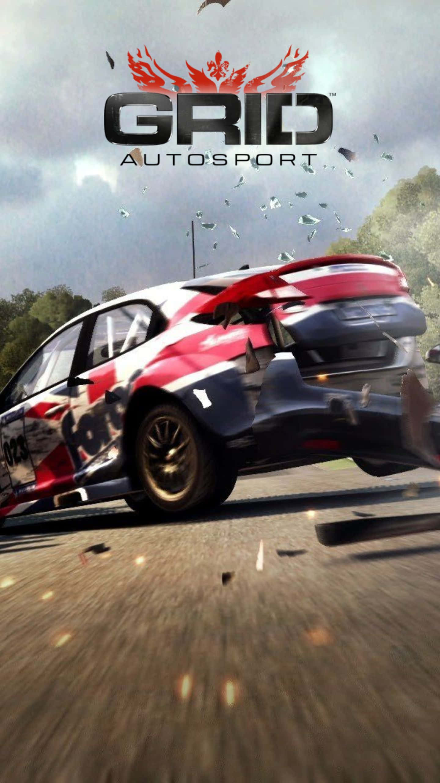 Android Grid Autosport 桌布 壁紙 — 一輛紅白藍色的賽車在潮濕的道路上猛烈撞車，碎玻璃飛濺，背景有樹木。