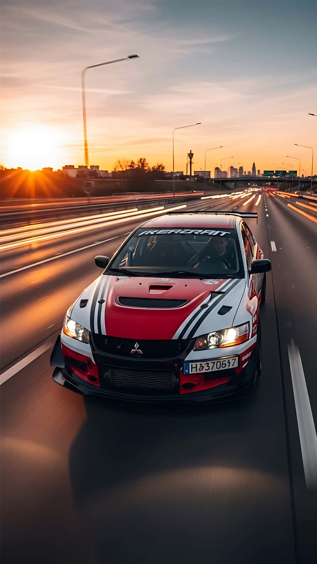 Mitsubishi lancer 壁紙 — 一輛紅白賽車在日落時分的高速公路上疾馳，身後留下模糊的光跡。
