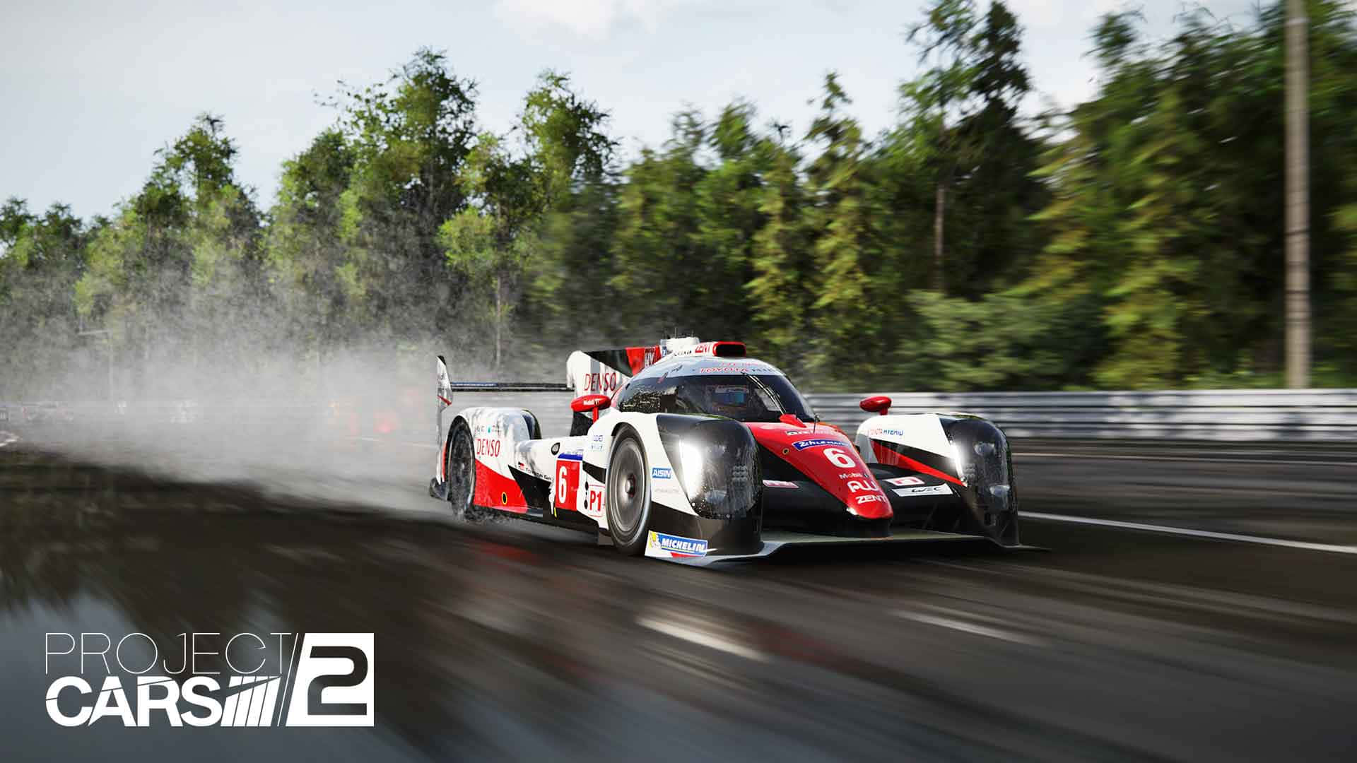 HD Project Cars 2 桌布 壁紙 — 一輛紅白賽車在潮濕的森林賽道上高速行駛，在明亮的日光下濺起水花。