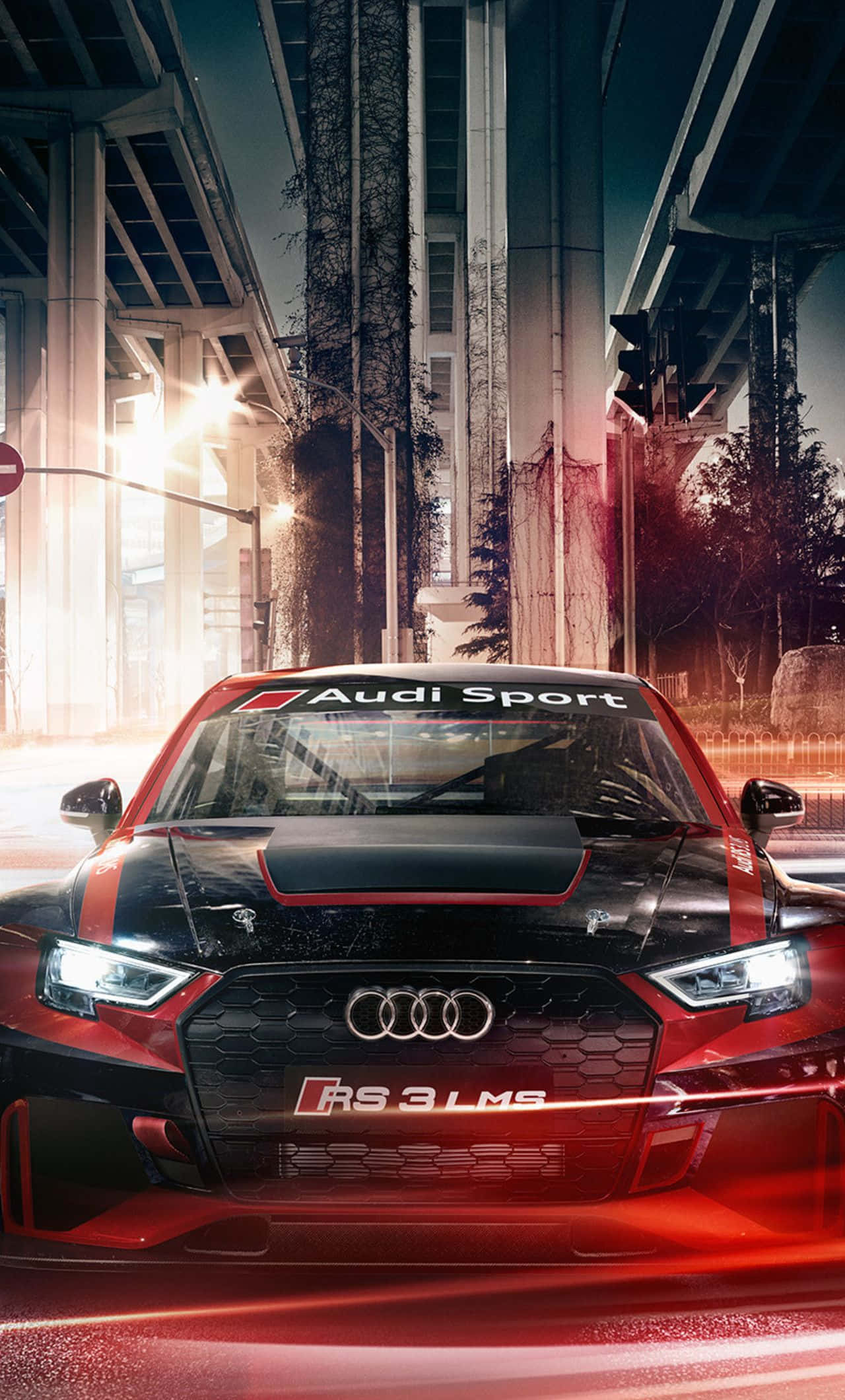 Audi Rs3 桌布 壁紙 — 一輛紅色 Audi RS 3 LMS 賽車在夜晚高聳的城市天橋下，於霓虹燈光下閃閃發光。