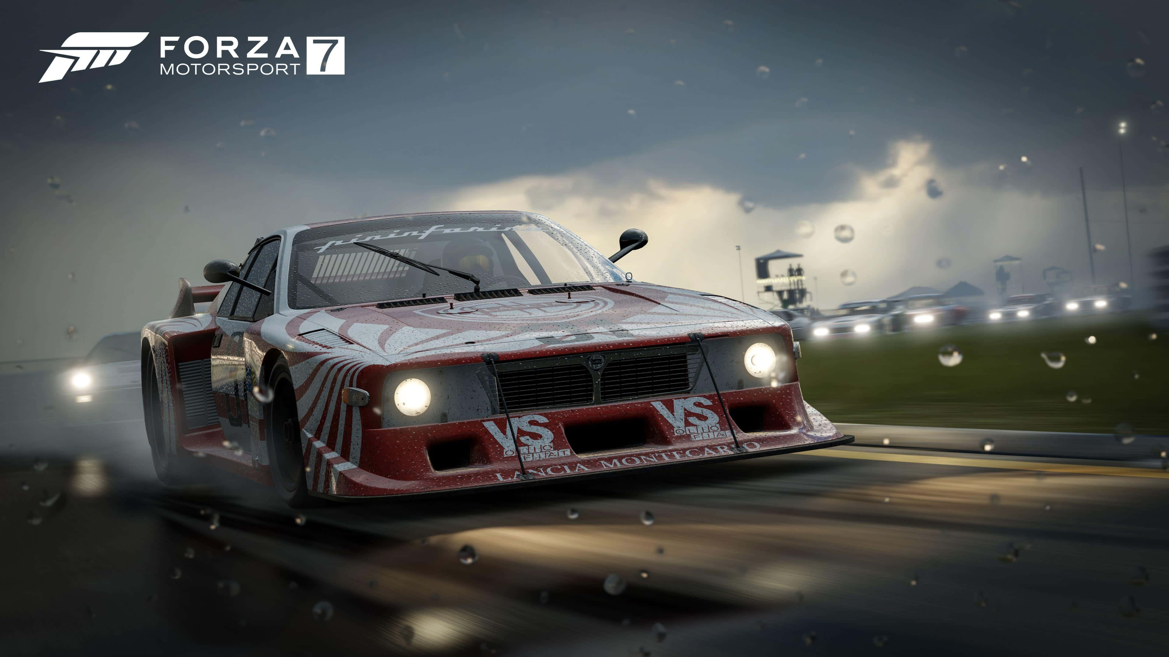 Forza Motorsport 7 桌布 壁紙 — 一輛紅色 Lancia Monte Carlo 賽車在暴風雨的天空下，在濕滑的賽道上疾馳過雨水浸濕的彎道。
