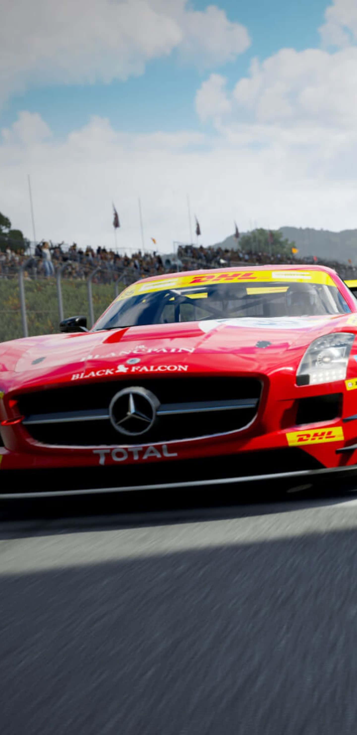 Pixel 3xl Forza Motorsport 7 桌布 壁紙 — 一輛紅色 Mercedes-AMG GT3 賽車在賽道上奔馳，背景有觀眾，天空部分多雲。