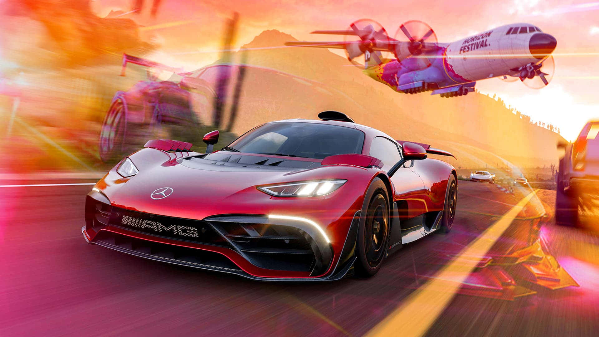 1920x1080 Forza Horizon 4 桌布 壁紙 — 一輛紅色 Mercedes-AMG 超級跑車在沙漠公路上奔馳，一架螺旋槳飛機在夕陽下從頭頂飛過。