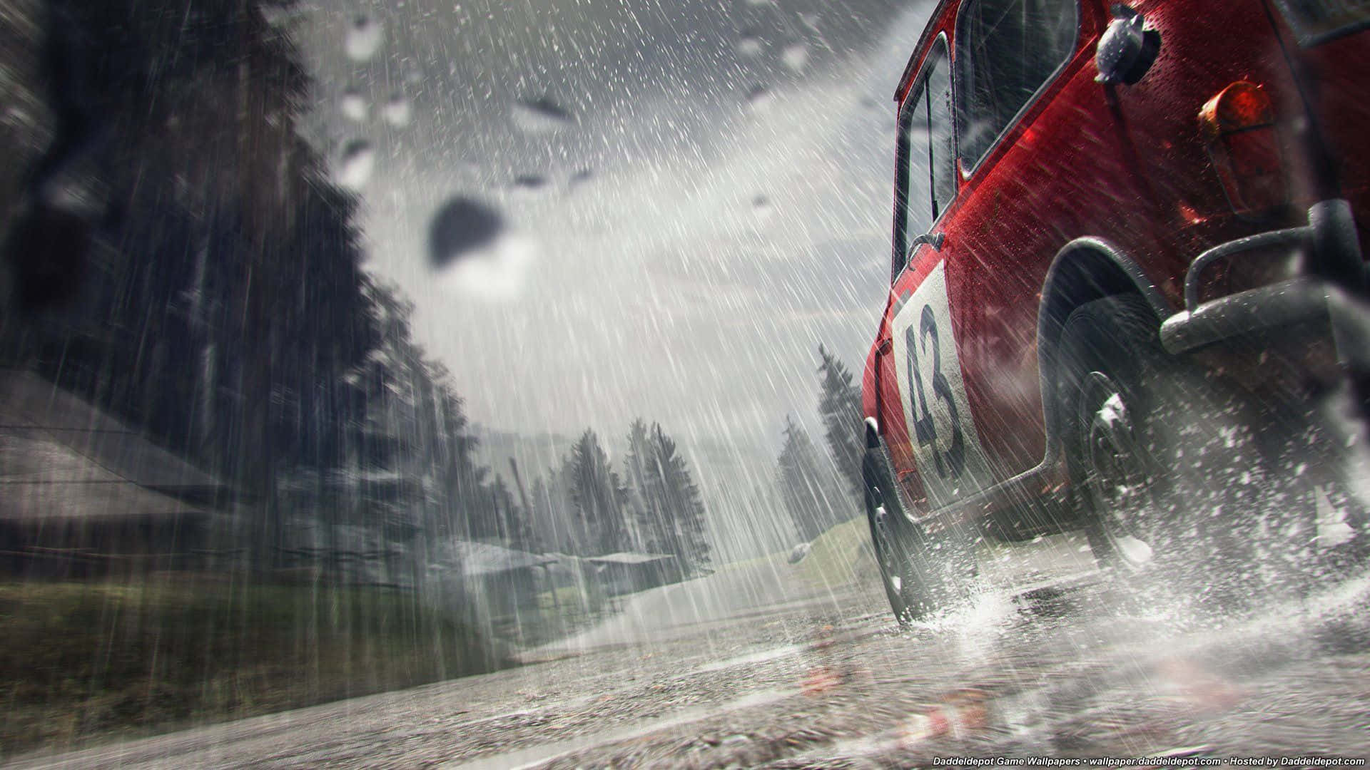 1080p Dirt 3 桌布 壁紙 — 一輛紅色43號拉力賽車在森林道路上於大雨中飛馳，水花四濺。