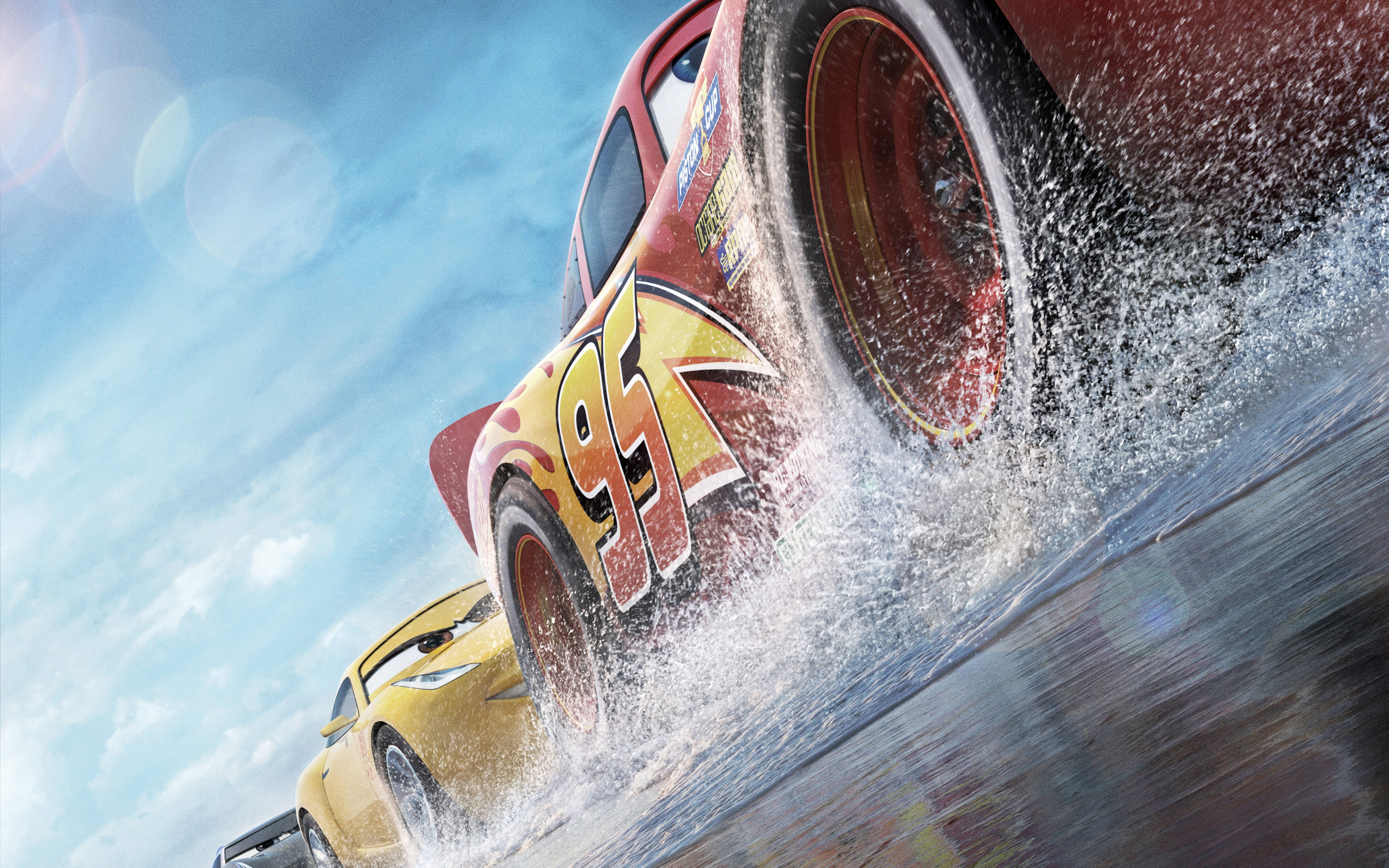 Pixar 桌布 壁紙 — 一輛紅色95號賽車在明亮的藍天下飛馳而過一輛黃色汽車時濺起水花。