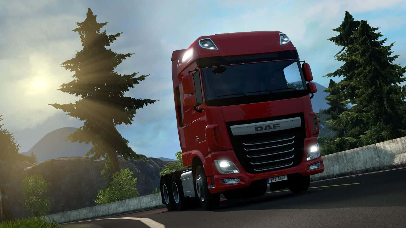Simulation Games 桌布 壁紙 — 一輛紅色DAF卡車在松樹和陽光穿透雲層的山路上行駛。
