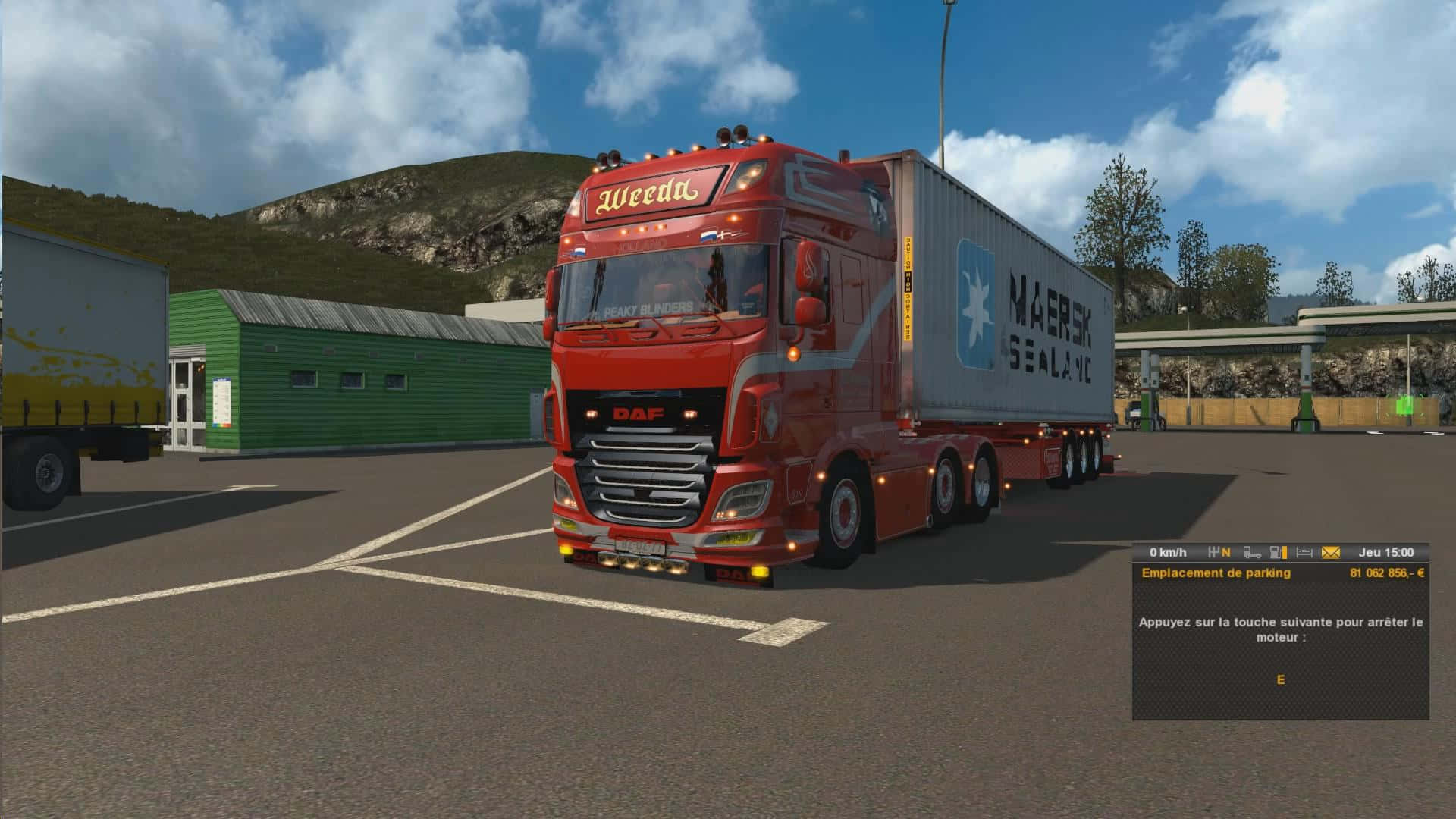 Simulation Games 桌布 壁紙 — 一輛紅色DAF卡車載著Maersk貨櫃，停放在裝卸區，天空部分多雲。
