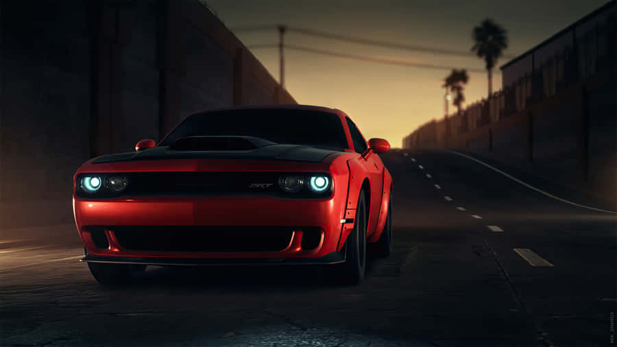 桌布 壁紙 — 一輛紅色Dodge Challenger SRT配備發光頭燈，主宰著一條陽光普照、兩旁有牆壁和棕櫚樹的城市道路。