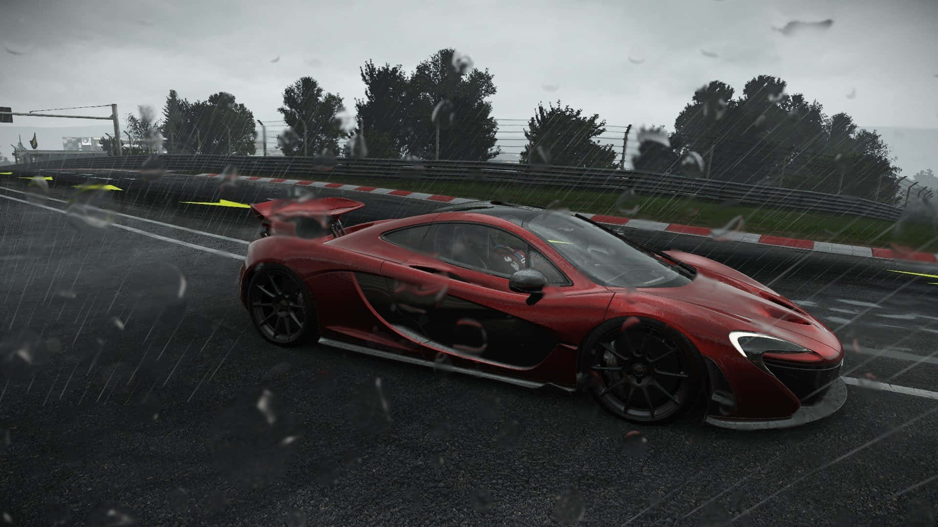 電玩遊戲 桌布 壁紙 — 一輛紅色McLaren跑車在暴雨中於濕滑賽道上飛馳，背景有模糊的樹木和護欄。