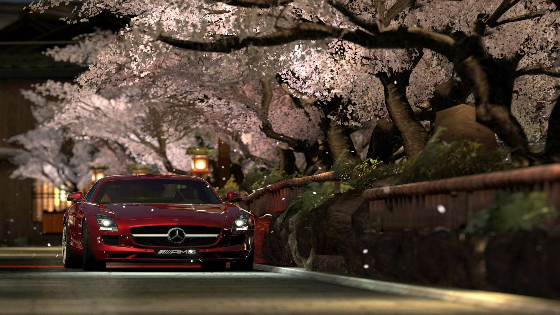 櫻花 桌布 壁紙 — 一輛紅色Mercedes-AMG跑車在夜晚寧靜的日本街道場景中，在發光的櫻花樹下滑行。
