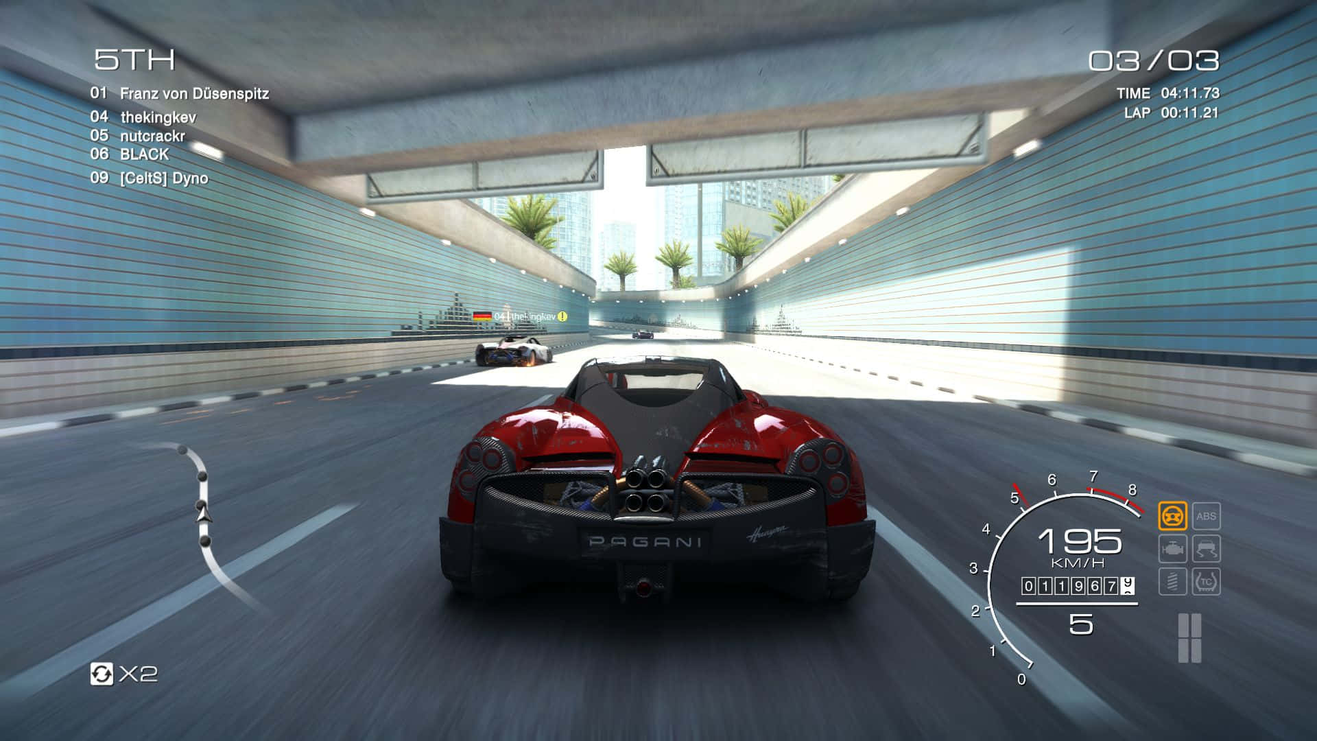 1080p Grid Autosport 桌布 壁紙 — 一輛紅色Pagani跑車在陽光普照的城市隧道中奔馳，前方可見棕櫚樹和摩天大樓。