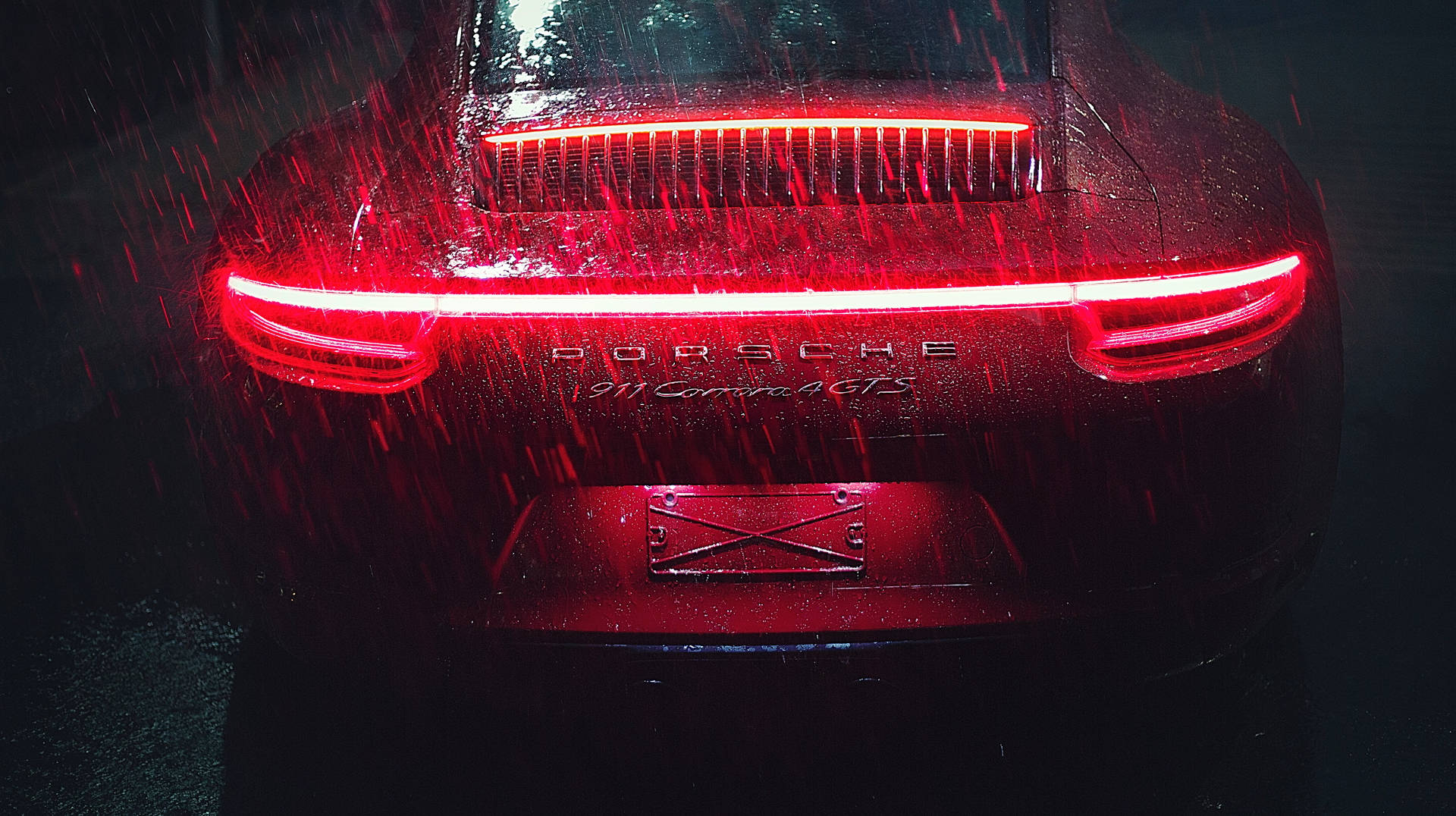 紅色保時捷911 Carrera GTS尾燈在夜間大雨中發光。 — 保時捷 GIF 壁紙