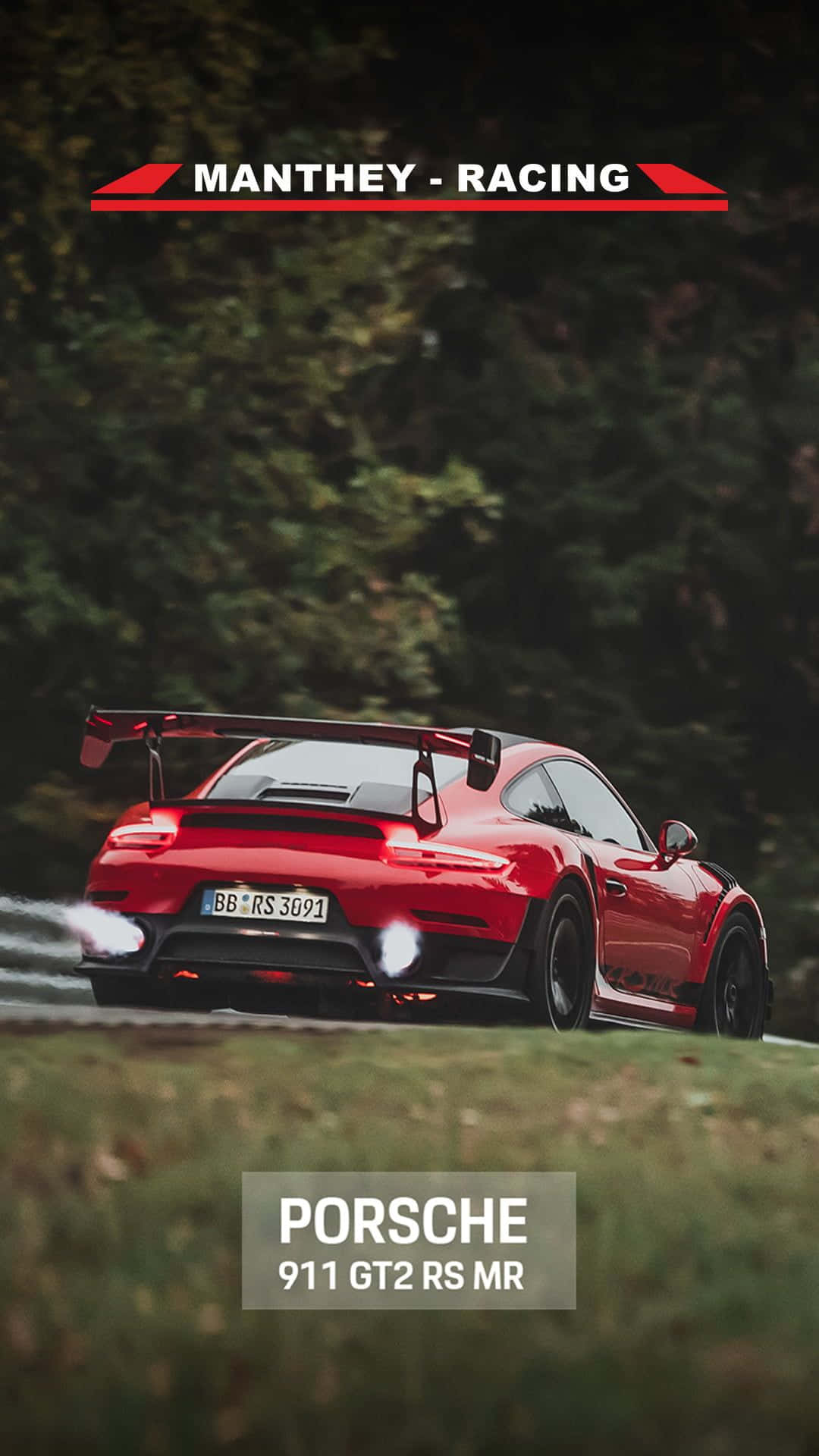 紅色動圖 桌布 壁紙 — 一輛紅色保時捷911 GT2 RS MR在森林道路上奔馳，排氣煙霧在車後飄散。