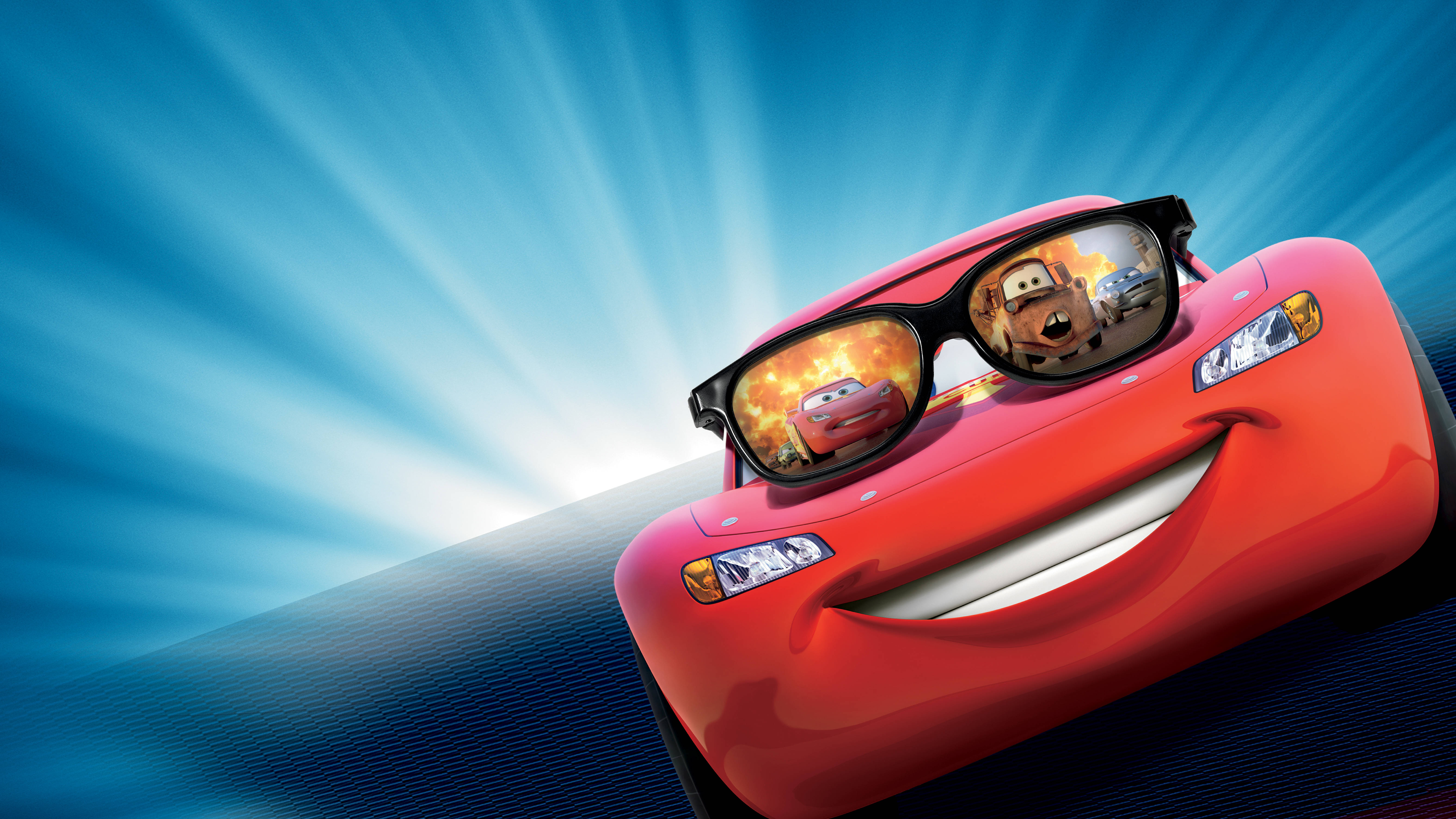 Pixar 桌布 壁紙 — 一輛紅色動畫賽車，咧嘴大笑，戴著太陽眼鏡，鏡片上反射出其他汽車，背景是燦爛的藍天。
