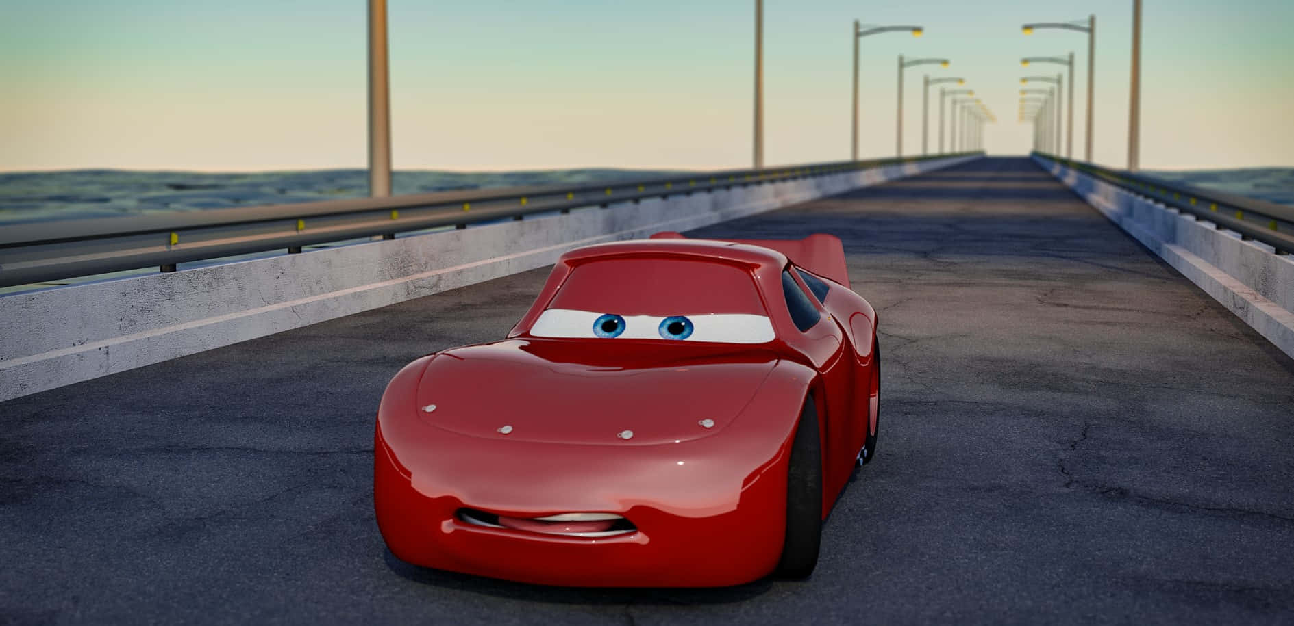 Lightning Mcqueen 桌布 壁紙 — 一輛紅色動畫賽車，有著大大的藍色眼睛，獨自坐在日落時分橫跨水面的長橋上。