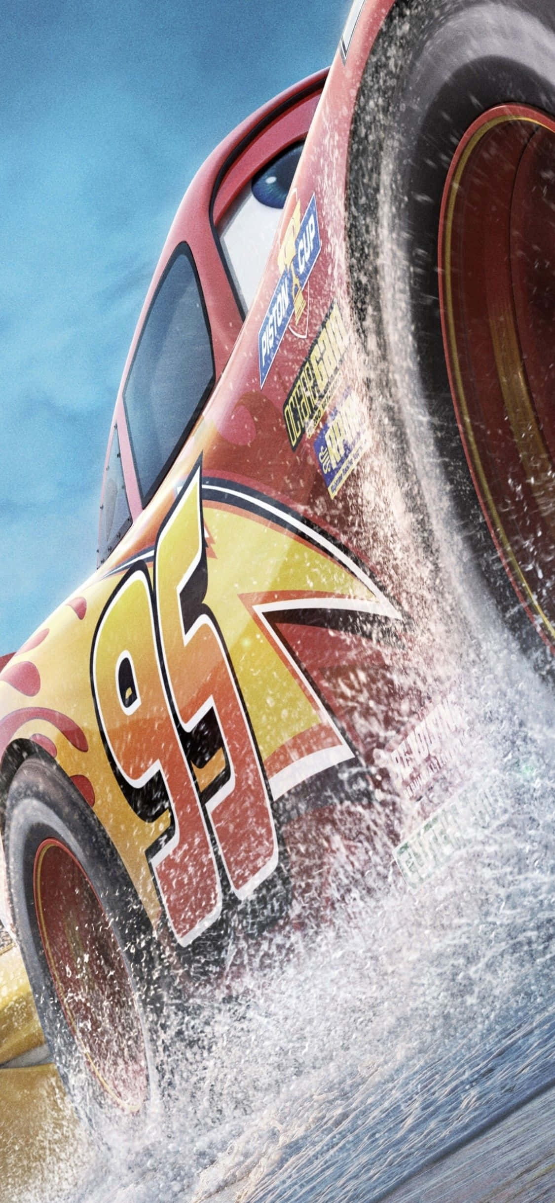 Lightning Mcqueen 桌布 壁紙 — 一輛紅色動畫賽車，編號95，在明亮的藍天下濺起水花。