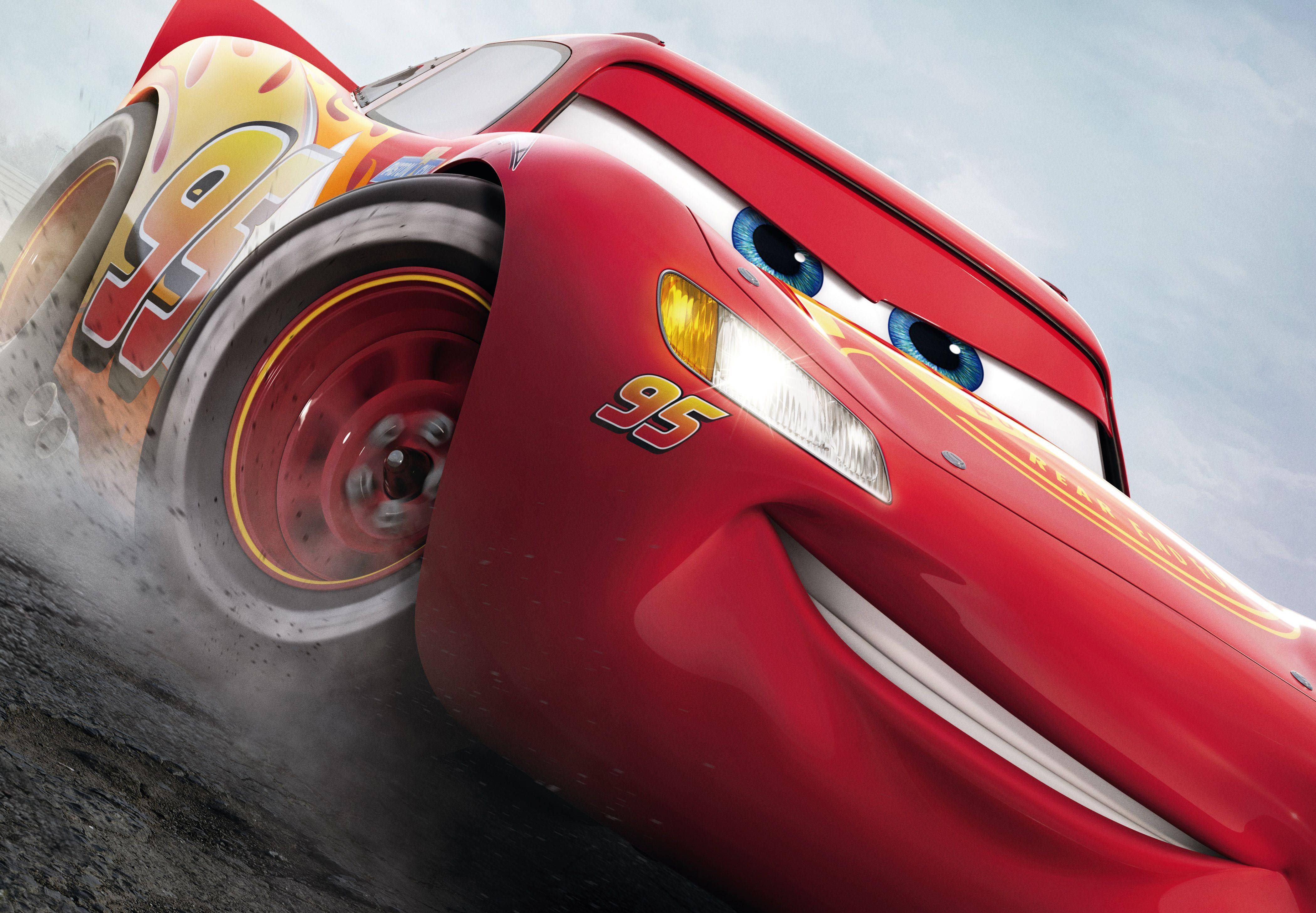 Lightning Mcqueen 桌布 壁紙 — 一輛紅色動畫賽車，藍色眼睛，編號95，在塵土飛揚的賽道上疾馳時微笑。