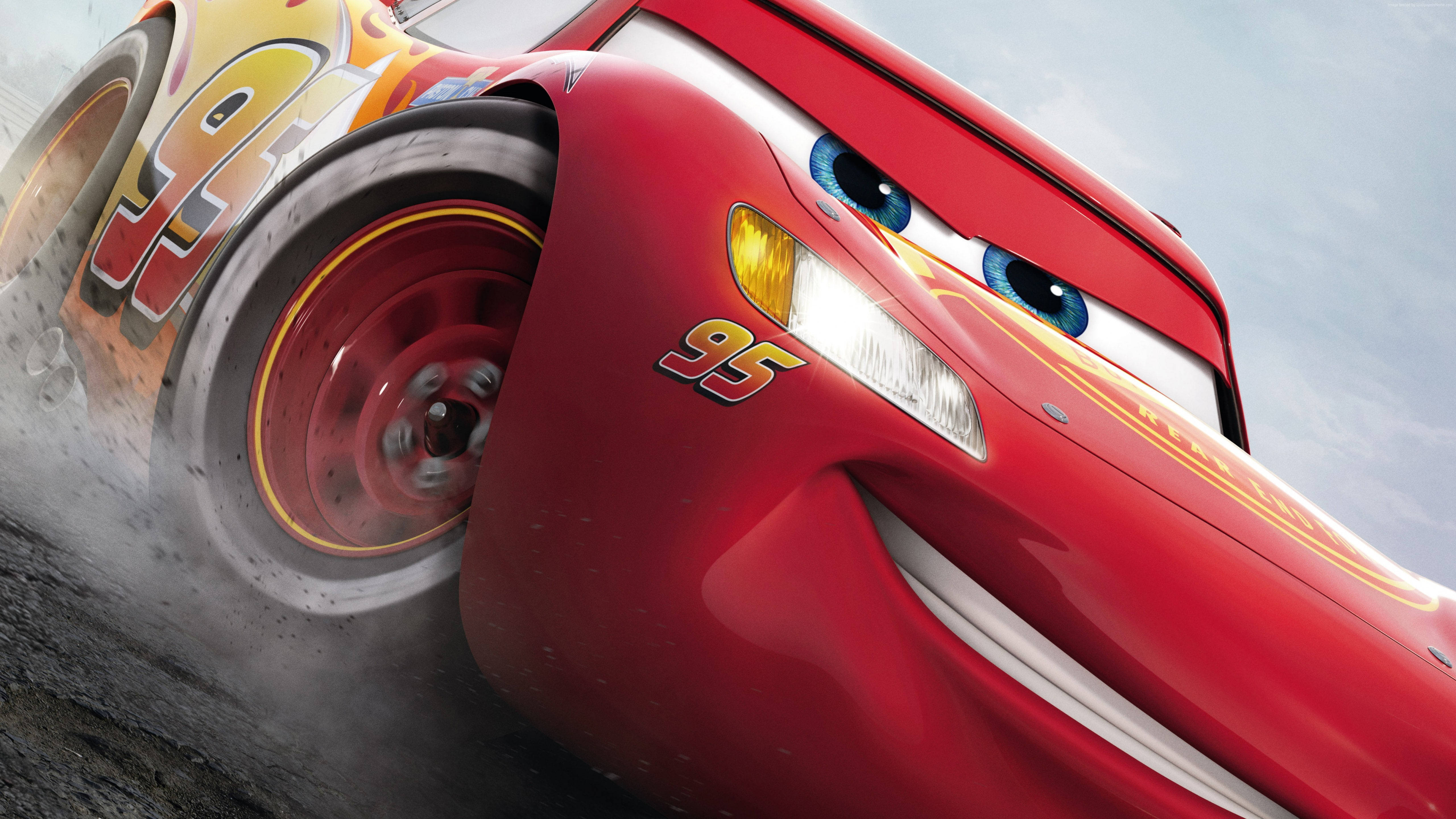 Pixar 桌布 壁紙 — 一輛紅色動畫賽車，藍色眼睛，編號95，在賽道上向前飛馳，揚起灰塵。