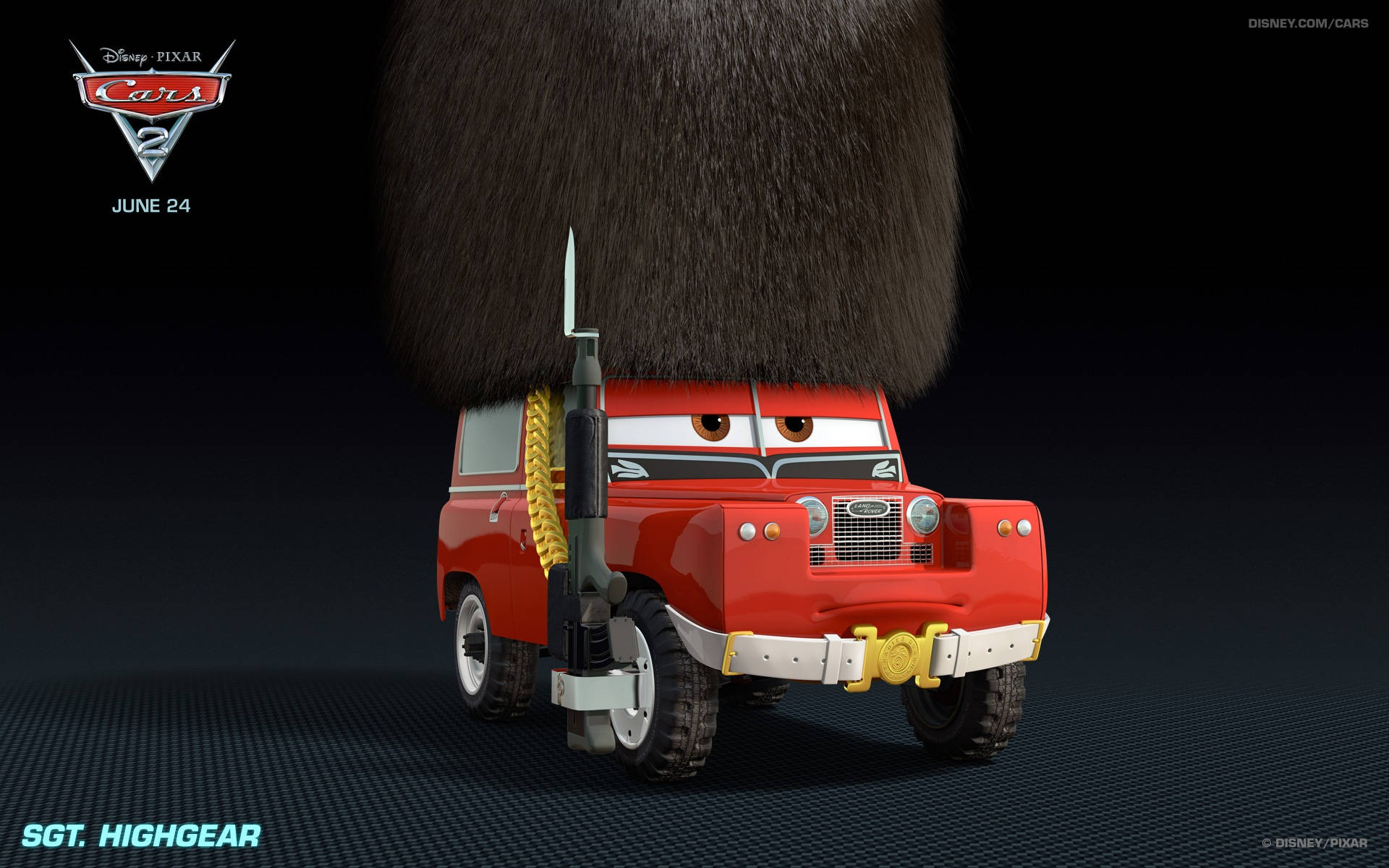 cars 桌布 壁紙 — 一輛紅色動畫車，戴著巨大的毛茸茸帽子和劍，在黑暗背景前傲然挺立。