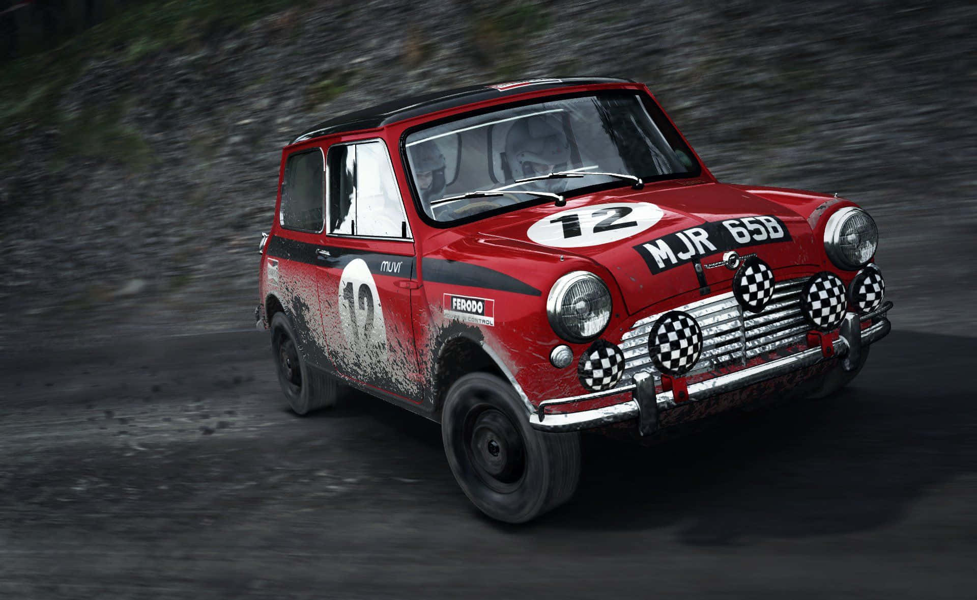 Dirt Rally 桌布 壁紙 — 一輛紅色復古迷你拉力賽車，車號12，在泥濘的林間小徑上飛馳，濺滿泥巴。