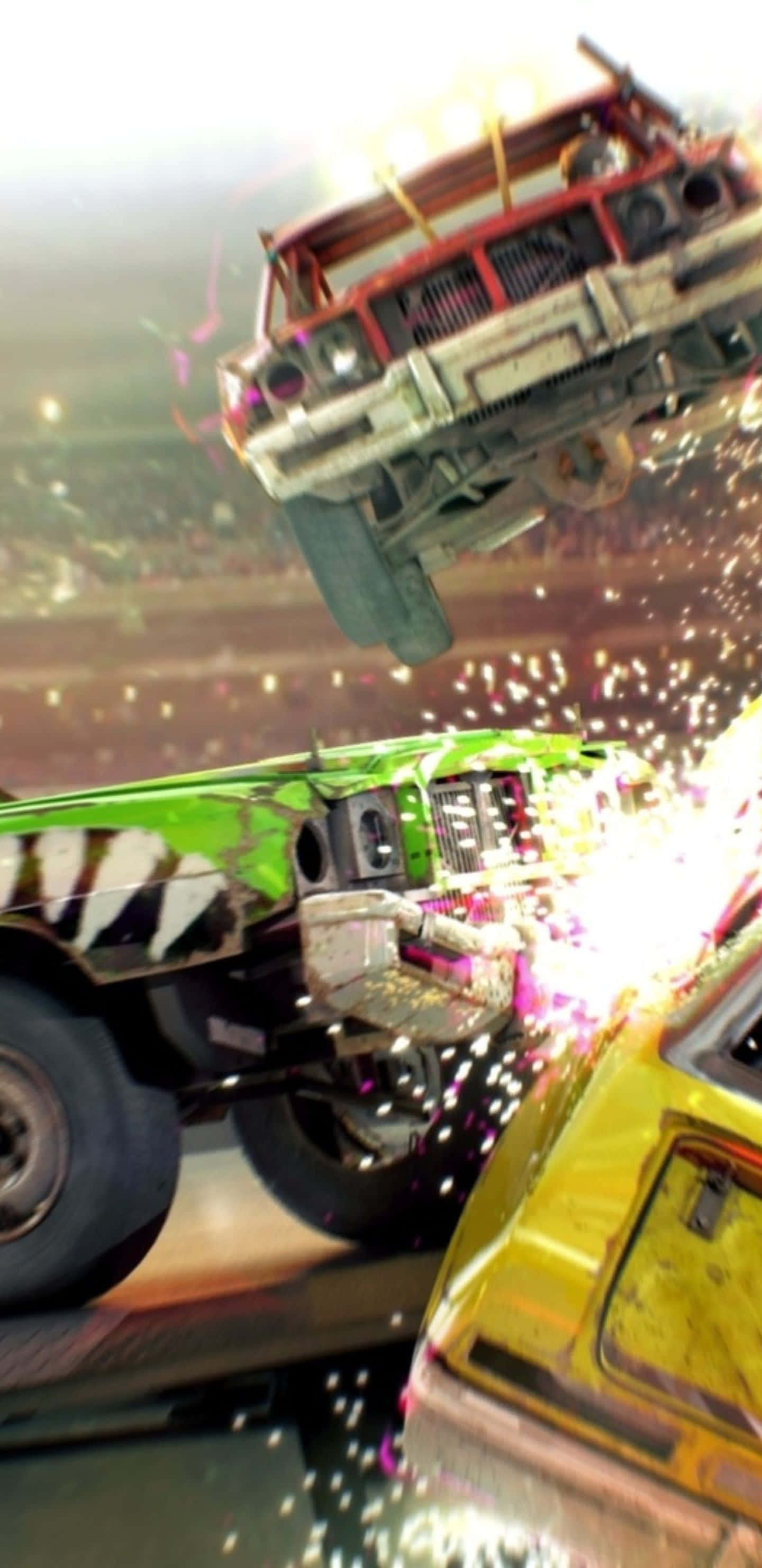 Pixel 3xl Dirt Showdown 桌布 壁紙 — 一輛紅色怪獸卡車在空中飛翔，越過一輛綠色和黃色卡車，火花四濺，在混亂的 demolition derby 場地中。