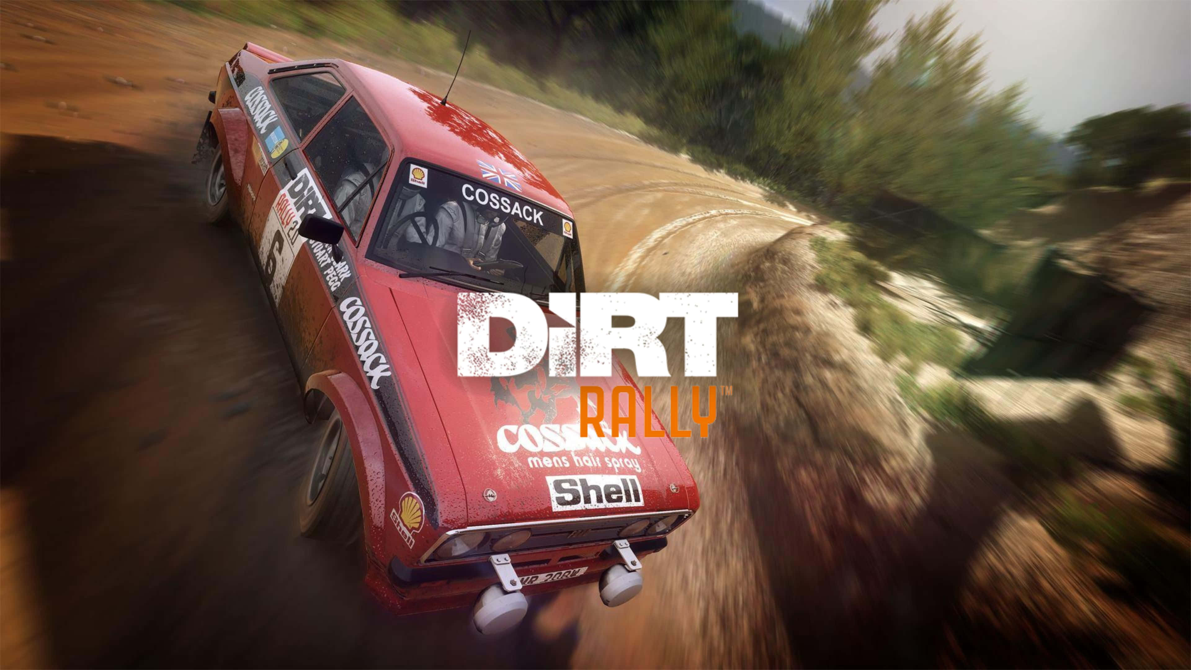 4K Dirt Rally 桌布 壁紙 — 一輛紅色拉力賽車在塵土飛揚的森林賽道上疾馳，帶有動態模糊和遊戲標題疊加。