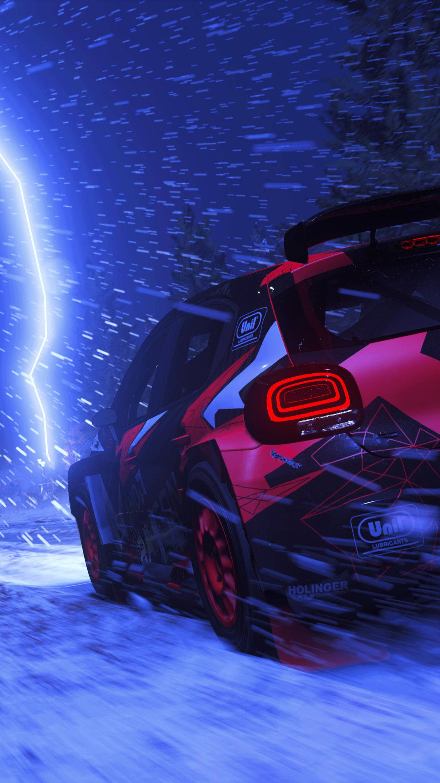 Auto Racing 桌布 壁紙 — 一輛紅色拉力賽車在夜晚穿越雪地森林，附近有閃電劃過。