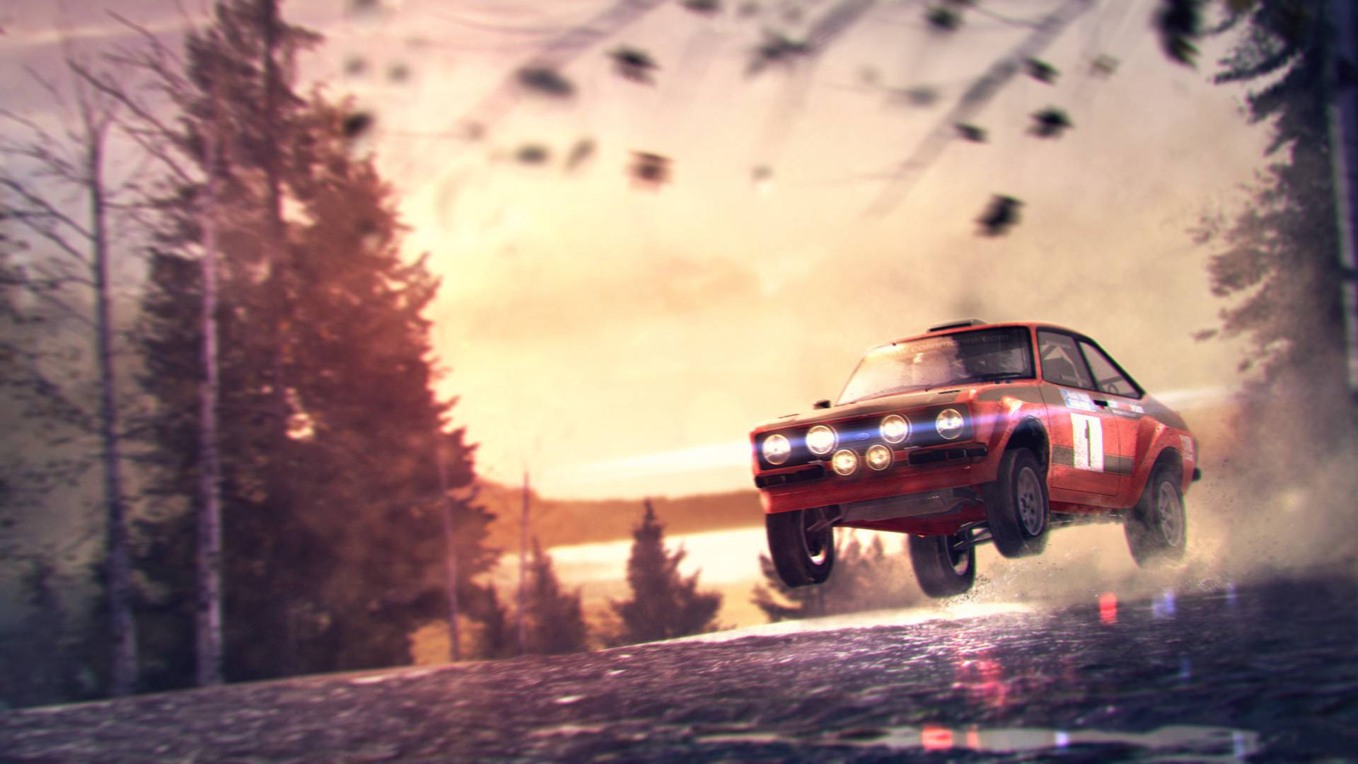 Dirt 3 桌布 壁紙 — 一輛紅色拉力賽車在日落時分飛躍森林中的泥土路，松樹和飛揚的碎片呈現動態模糊效果。