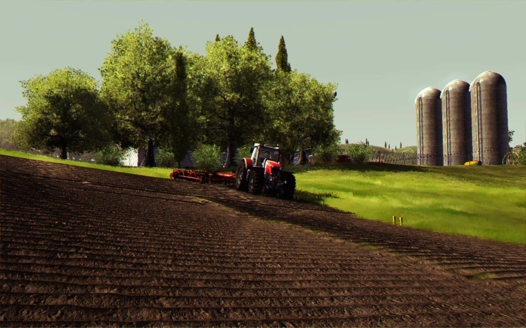 Farming 桌布 壁紙 — 一輛紅色拖拉機在陽光明媚的田野中犁出整齊的行列，背景有綠樹和金屬筒倉。