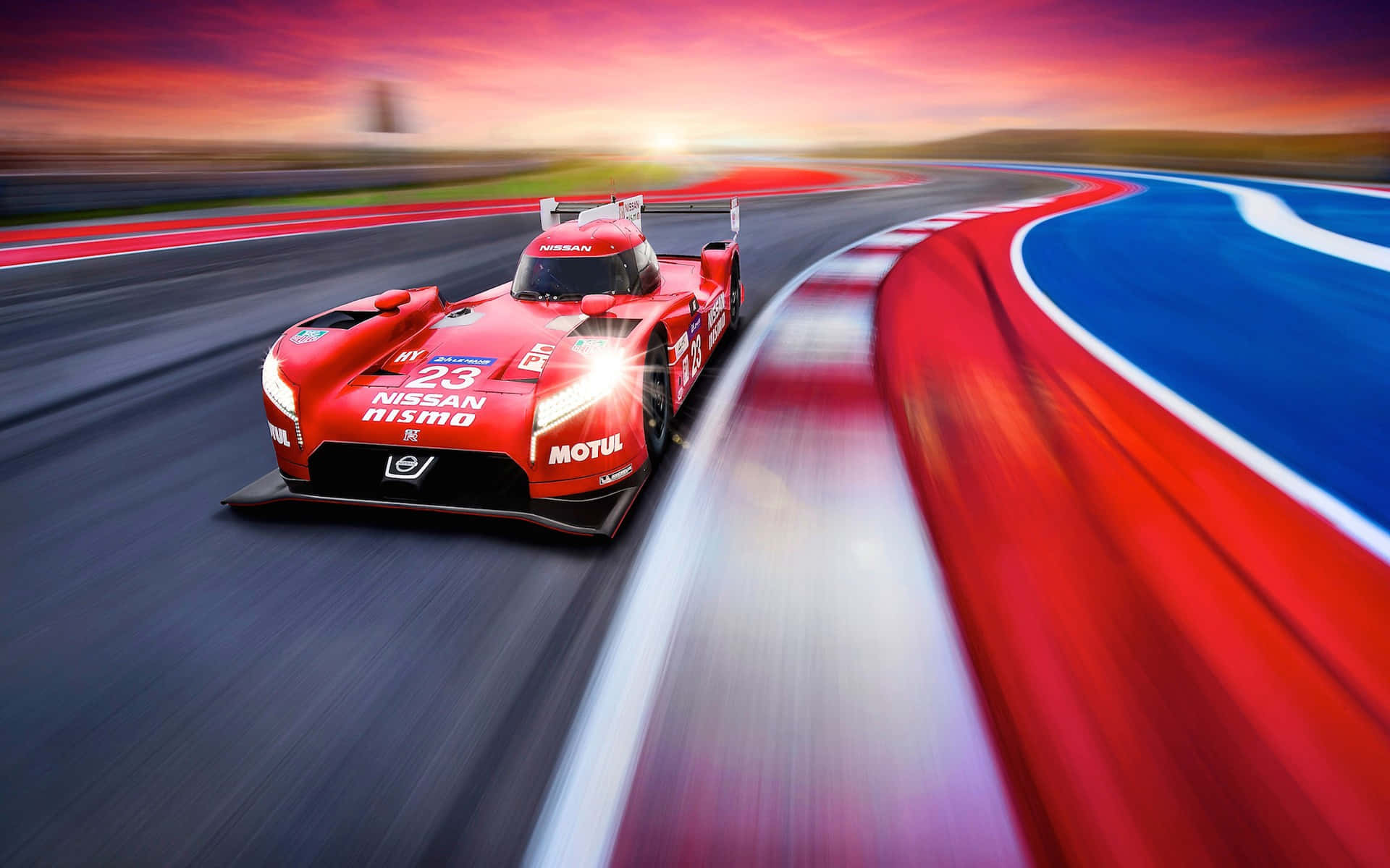 Car Racing 桌布 壁紙 — 一輛紅色日產Nismo賽車在夕陽映照的彎道上疾馳，帶有動態模糊和鮮豔的天空色彩。