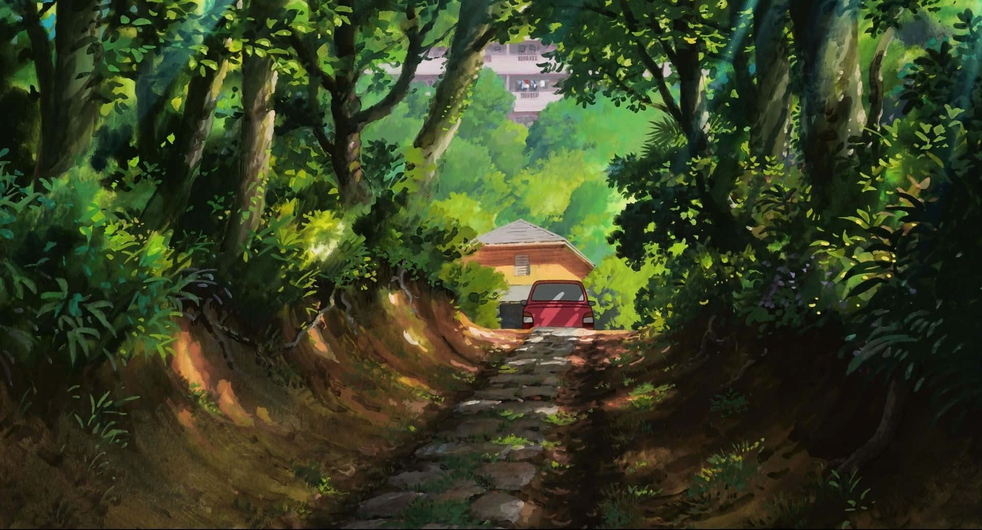 The Secret World Of Arrietty 桌布 壁紙 — 一輛紅色汽車沿著陽光照耀的石徑穿過茂密的綠色森林，駛向遠處的房子。