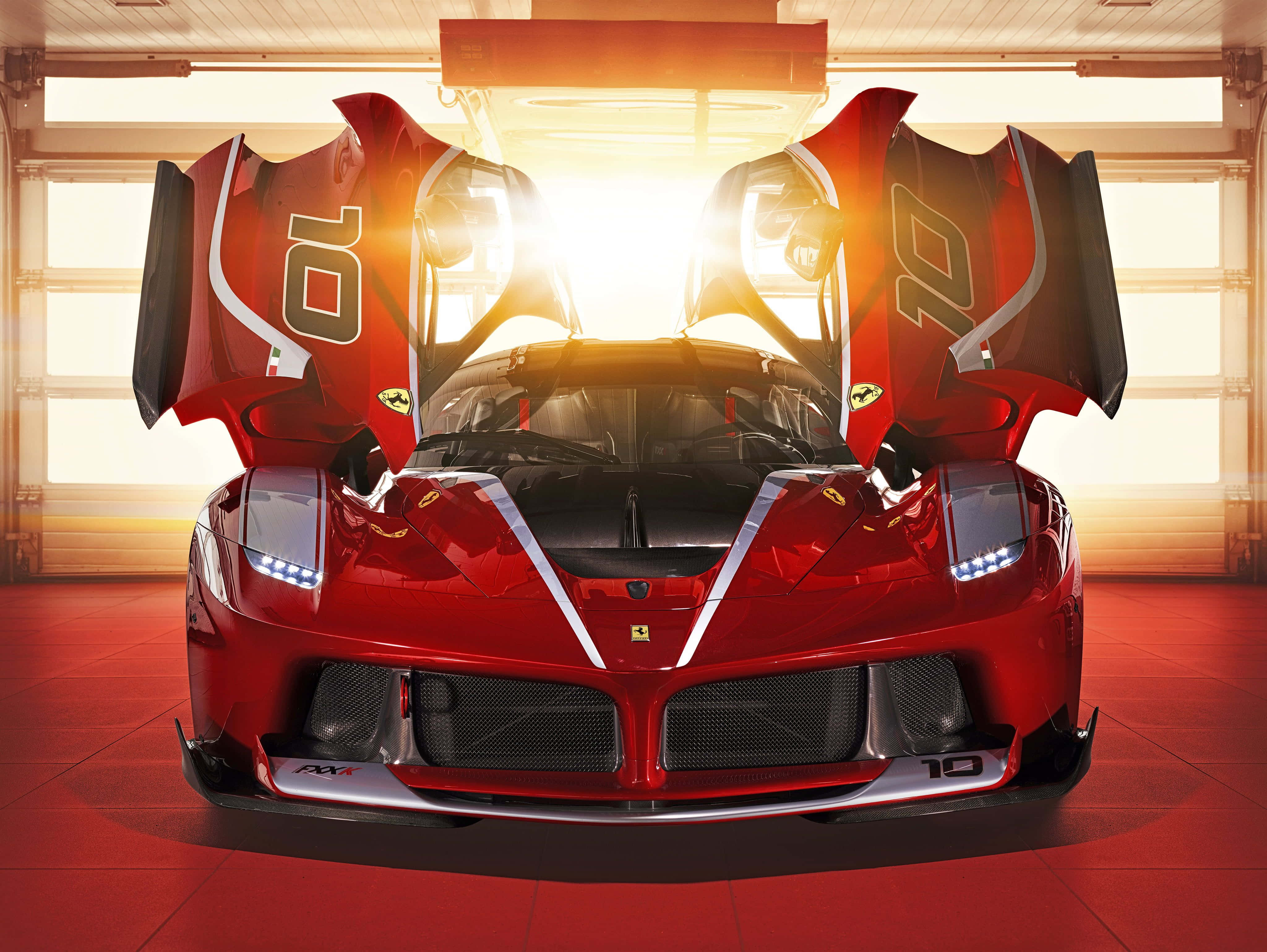 4K 法拉利 桌布 壁紙 — 一輛紅色法拉利 LaFerrari Aperta 在車庫內打開鷗翼車門，沐浴在金色的日出光線中。