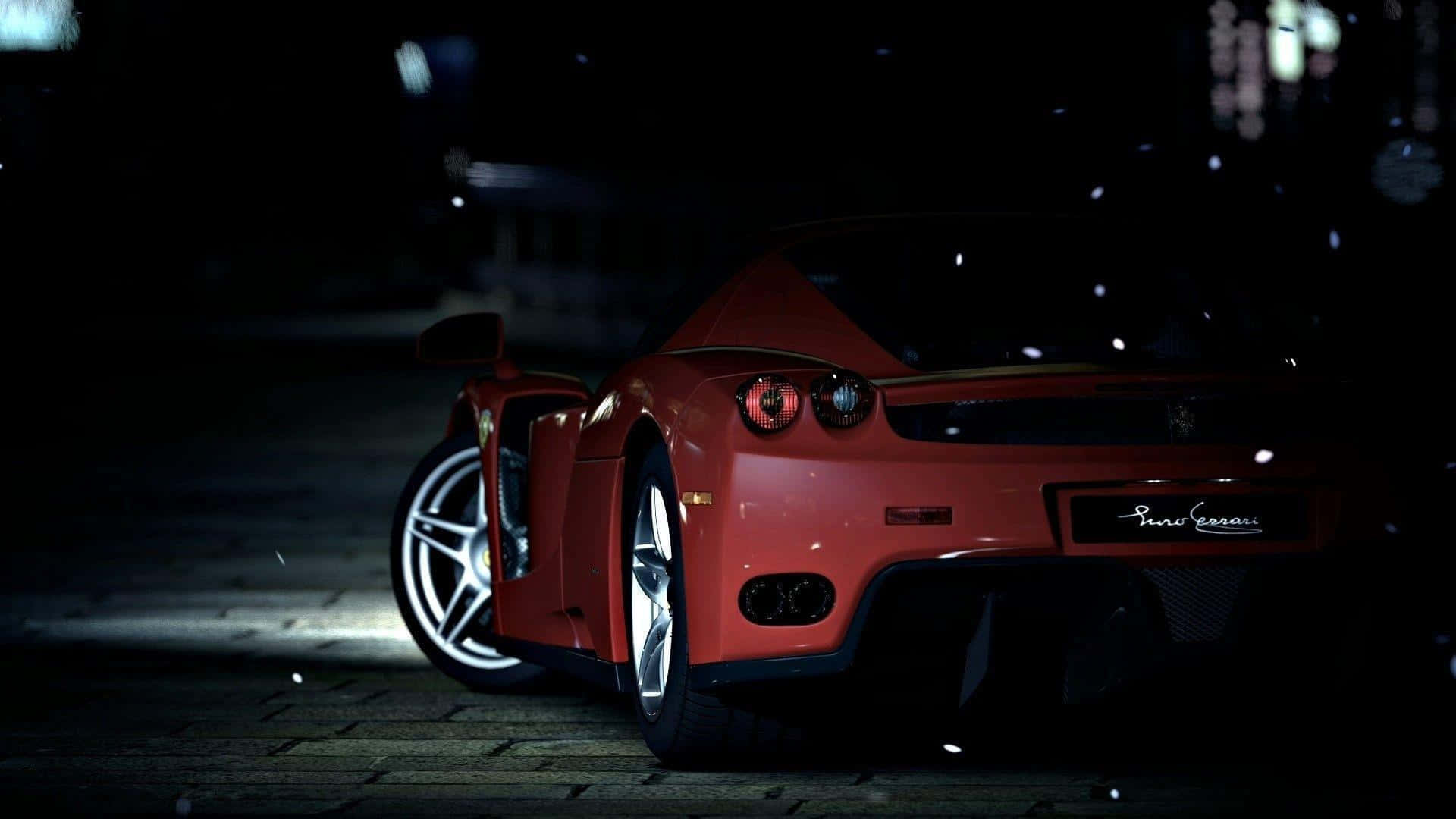 1920 X 1080 Car 桌布 壁紙 — 一輛紅色法拉利Enzo在夜間停泊在濕漉漉的鵝卵石街道上，尾燈閃爍，雨滴落下。