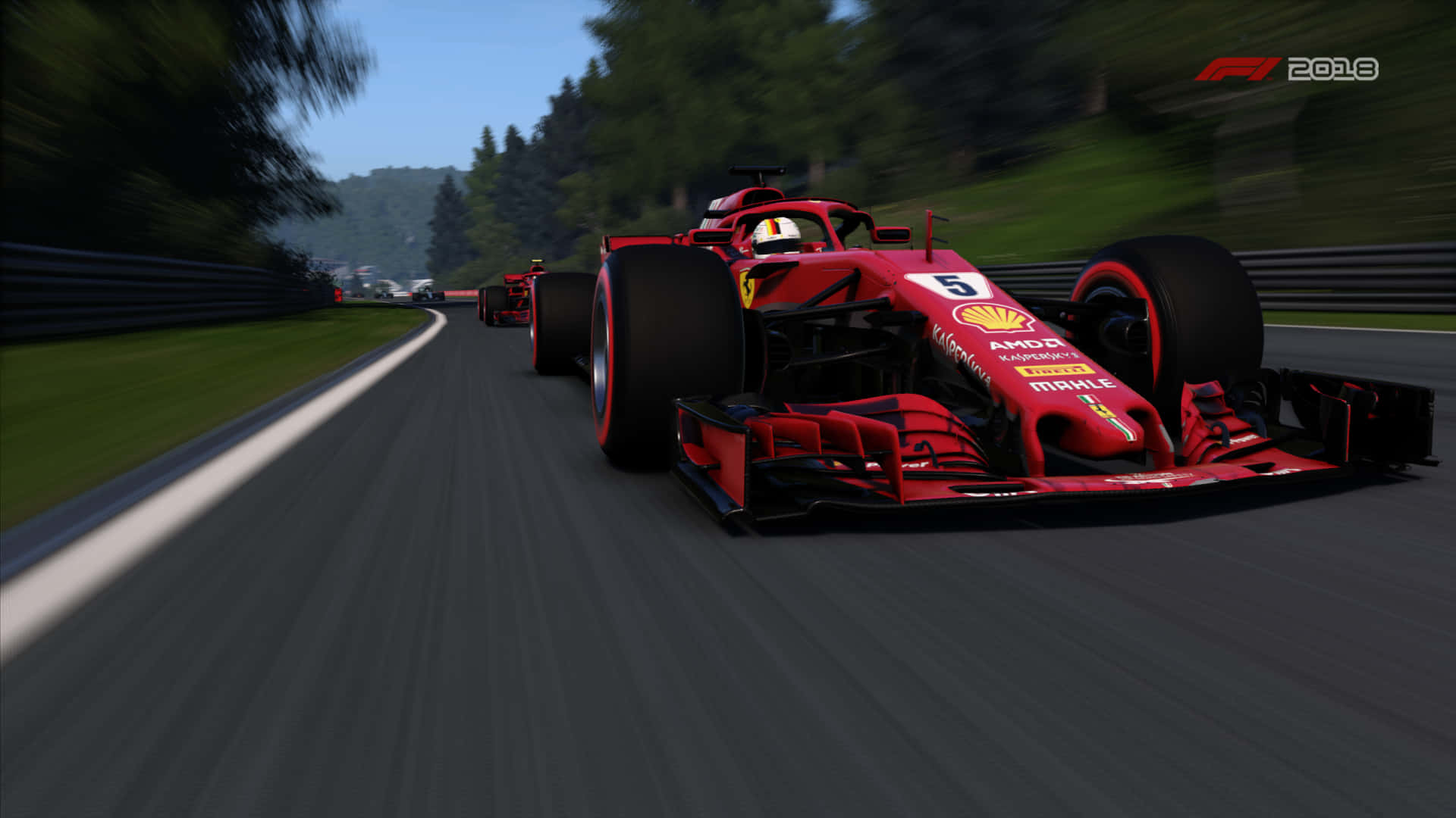 F1 2018 桌布 壁紙 — 一輛紅色法拉利F1賽車在森林環繞的賽道上疾馳，動態模糊強調了高速。