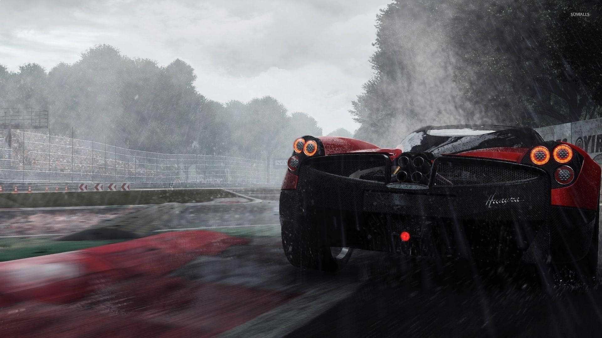 cars 桌布 壁紙 — 一輛紅色法拉利LaFerrari在暴雨中疾馳，駛過濕滑的賽道，背景有模糊的動感和霧氣繚繞的樹木。