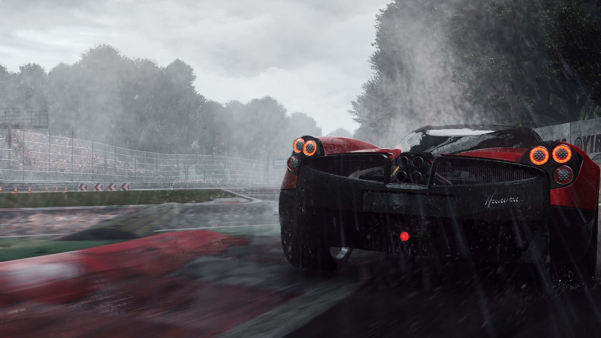1920x1080 Project Cars 桌布 壁紙 — 一輛紅色法拉利LaFerrari在暴雨中於濕滑賽道上疾馳，背景有模糊的動感和霧氣籠罩的樹木。