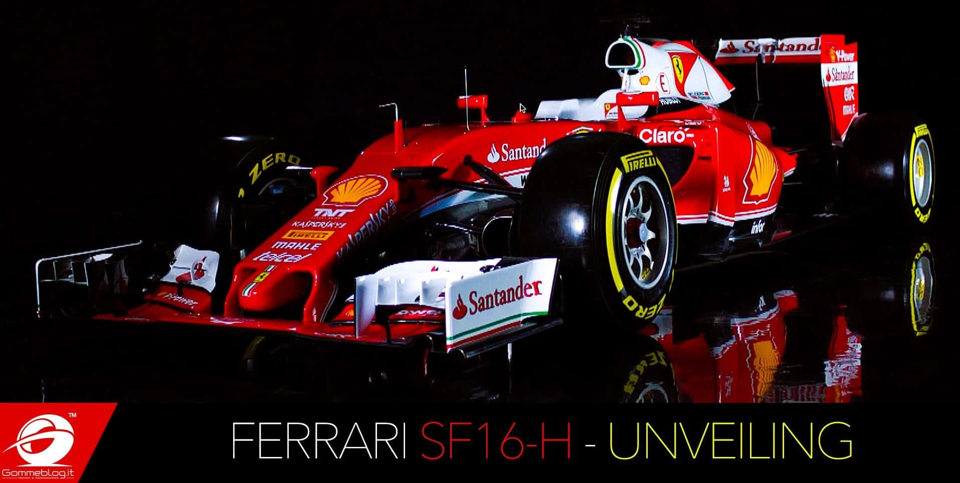 F1 2018 桌布 壁紙 — 一輛紅色法拉利SF16-H一級方程式賽車在夜間潮濕的反光表面上，在戲劇性的燈光下閃閃發光。