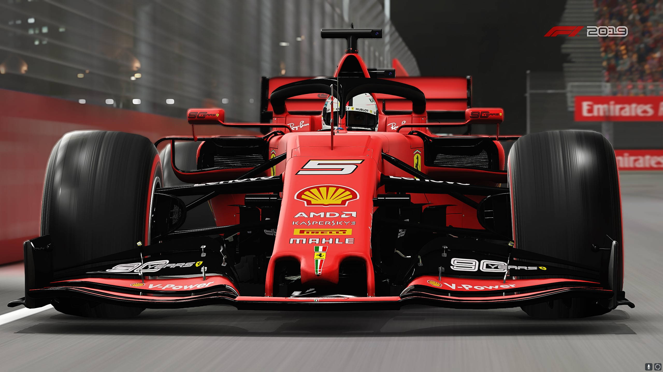 F1 2019 壁紙 桌布 壁紙 — 一輛紅色法拉利一級方程式賽車，可見車手頭盔和贊助商標誌，在夜間賽道上比賽。