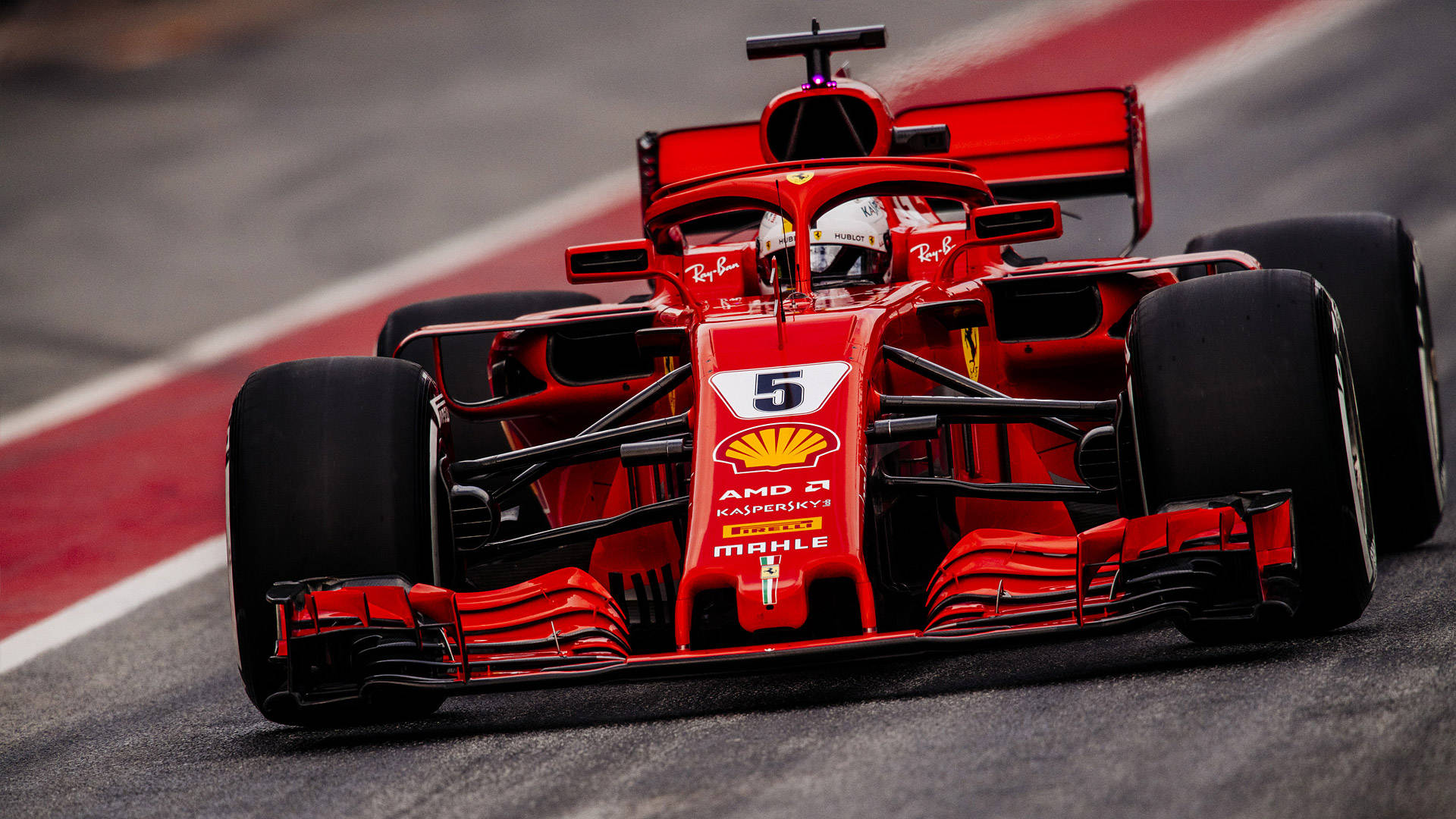 ferrari f1 2018 桌布 壁紙 — 一輛紅色法拉利一級方程式賽車（編號5）沿著紅白相間的路緣賽道疾馳。