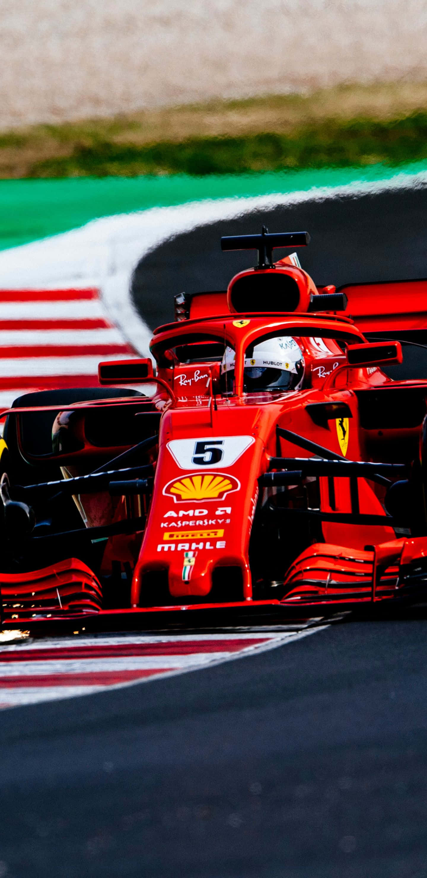 Formula 1 桌布 壁紙 — 一輛紅色法拉利一級方程式賽車（編號5）在帶有紅白路緣石和綠色緩衝區的賽道上比賽。