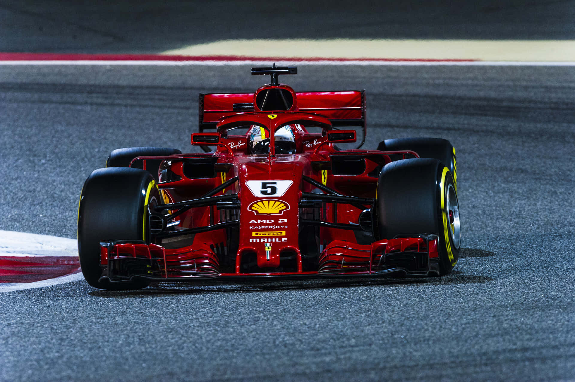 紅色法拉利F1賽車在夜間潮濕的賽道上奔馳。 — 法拉利 GIF 壁紙