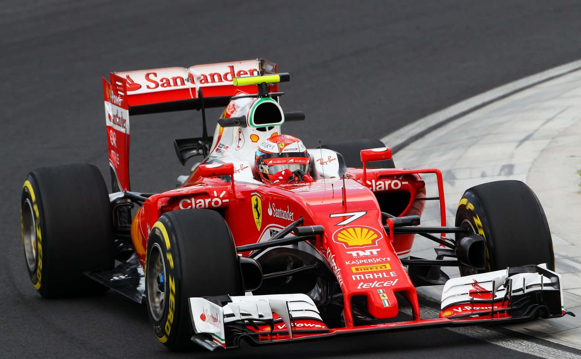 HD F1 2016 桌布 壁紙 — 一輛紅色法拉利一級方程式賽車，號碼7，在潮濕的瀝青賽道上於雨天奔馳。